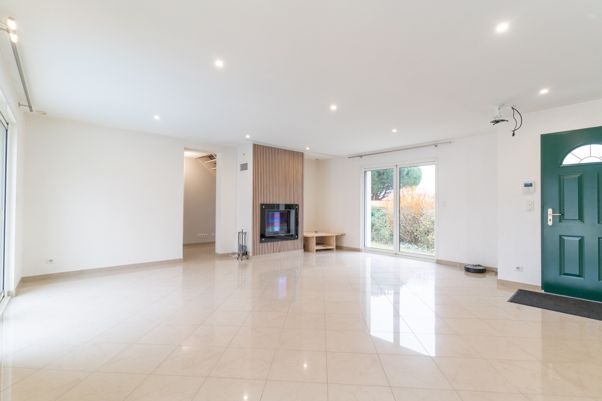 Maison familiale avec piscine, sous-sol total et 1 500 m2 de terrain clos — Notre-Dame-d’Oé — photo 3