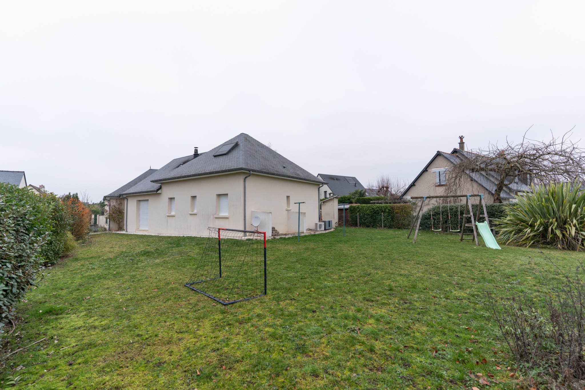 Maison familiale avec piscine, sous-sol total et 1 500 m2 de terrain clos — Notre-Dame-d’Oé — photo 2