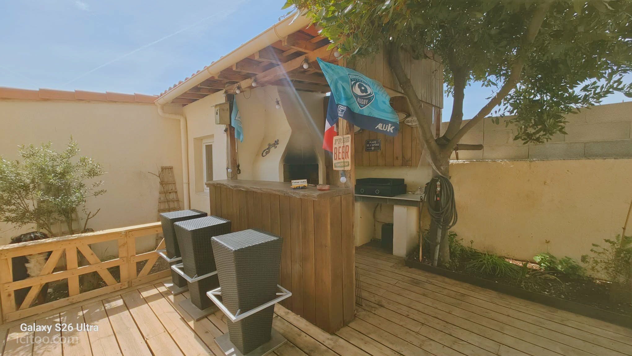 Bar extérieur avec tabourets et cuisine d'été aménagée, maison à vendre à Frontignan.