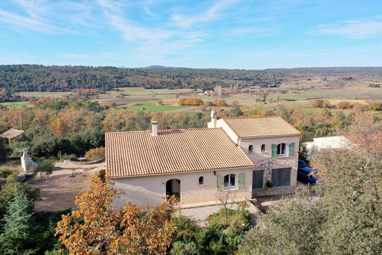 Domaine en position dominante comprennent 2 maisons et piscine — photo 2