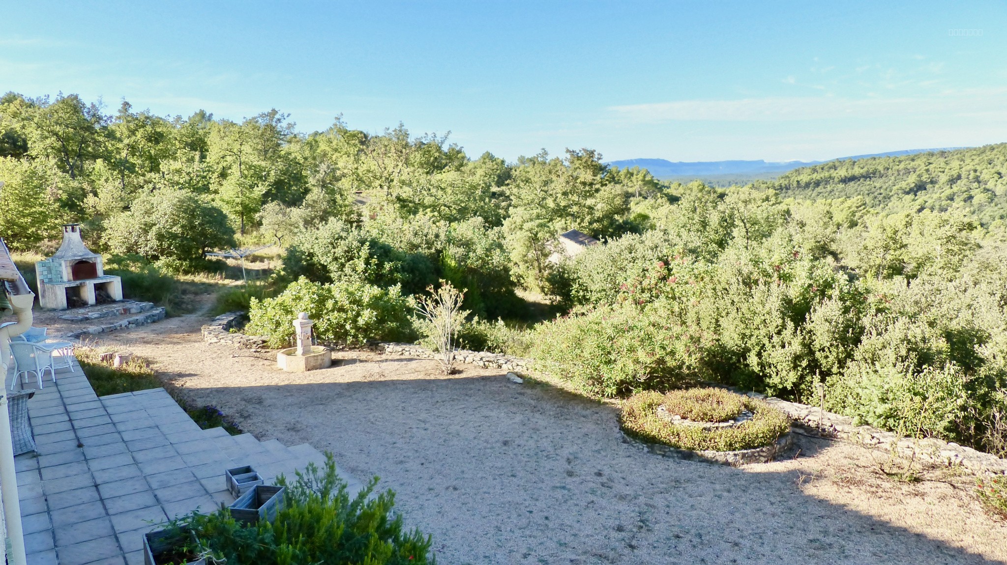 Domaine en position dominante comprennent 2 maisons et piscine — photo 7