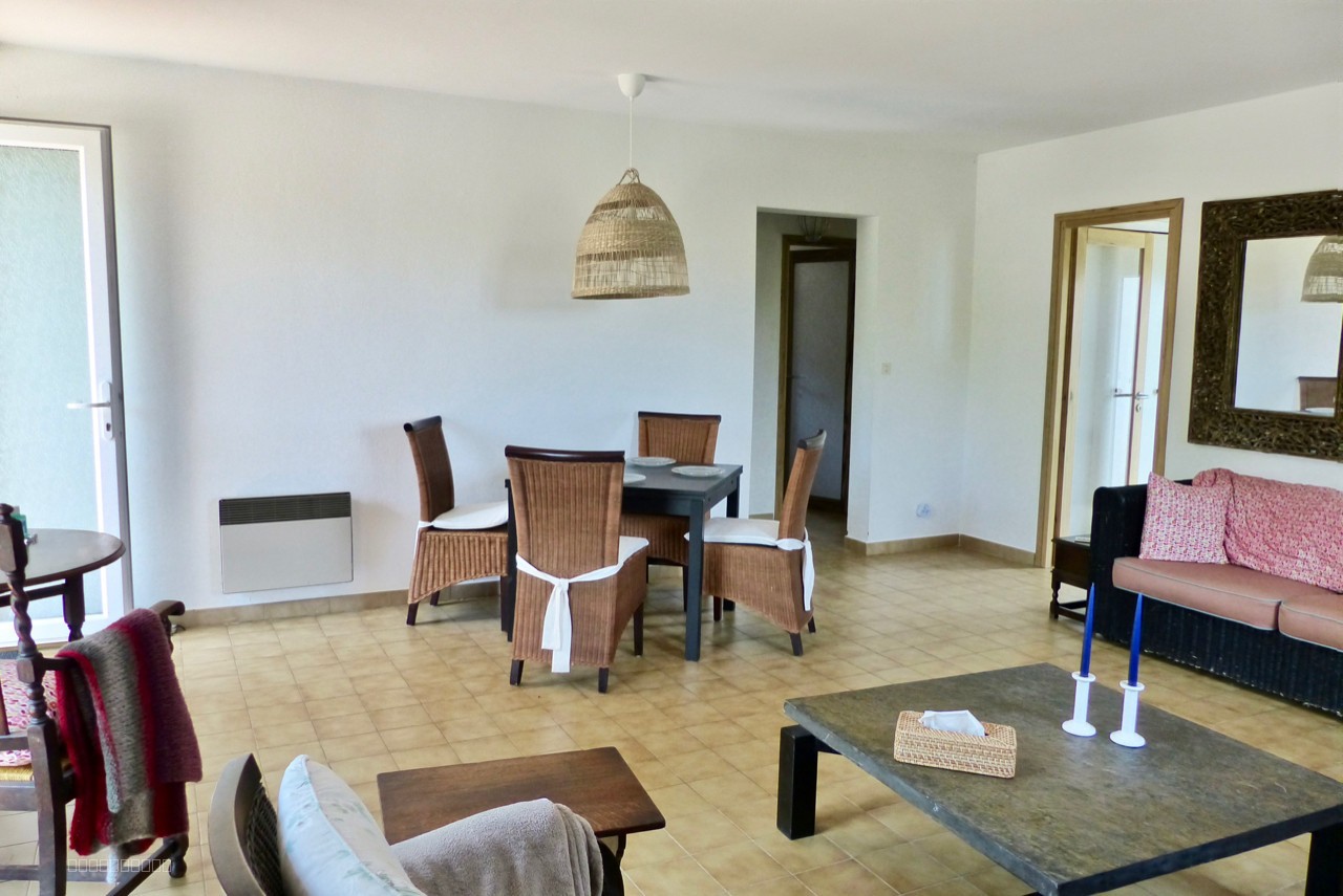 Domaine en position dominante comprennent 2 maisons et piscine — photo 18