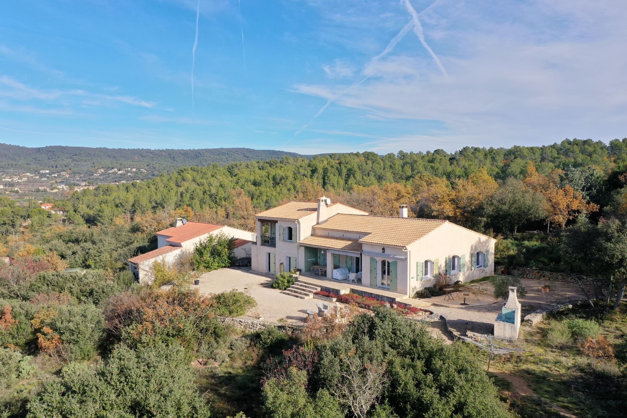 Domaine en position dominante comprennent 2 maisons et piscine — photo 4