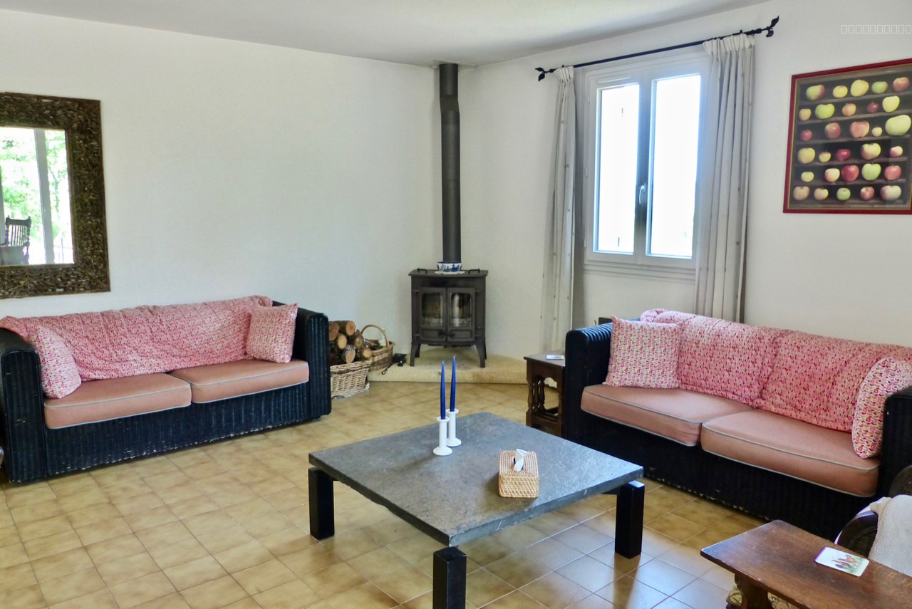 Domaine en position dominante comprennent 2 maisons et piscine — photo 17