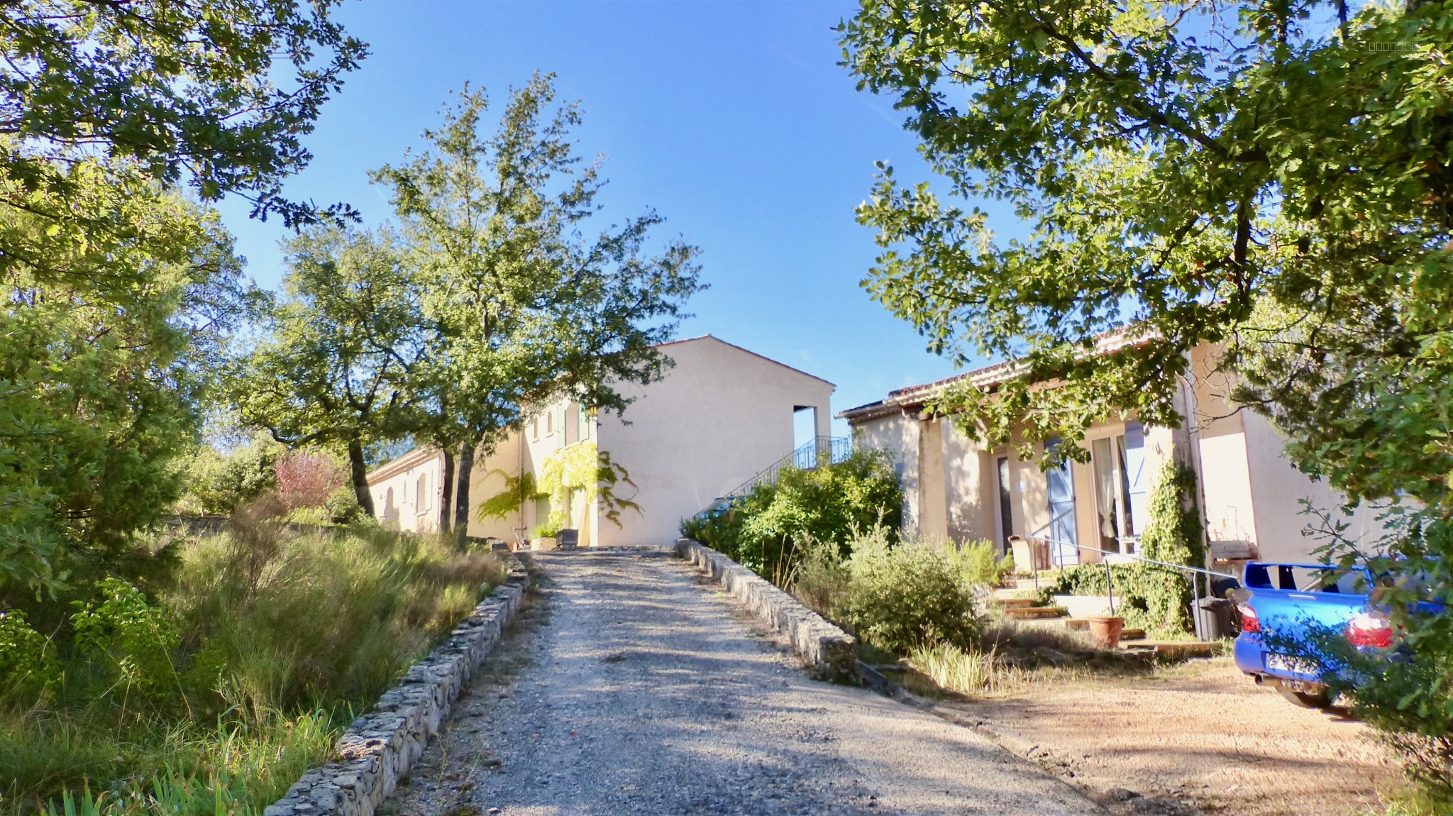 Domaine en position dominante comprennent 2 maisons et piscine — photo 3