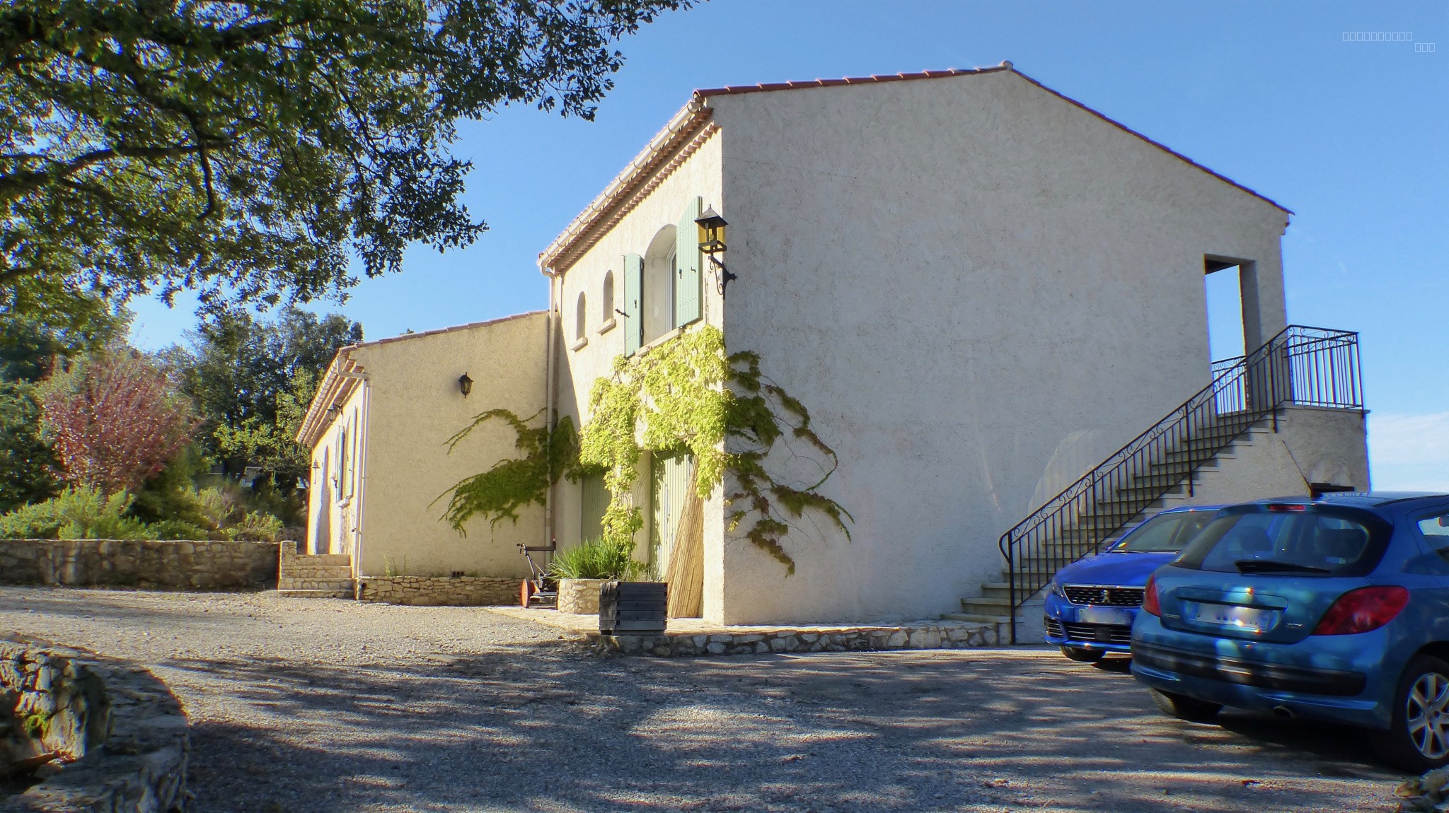 Domaine en position dominante comprennent 2 maisons et piscine — photo 9