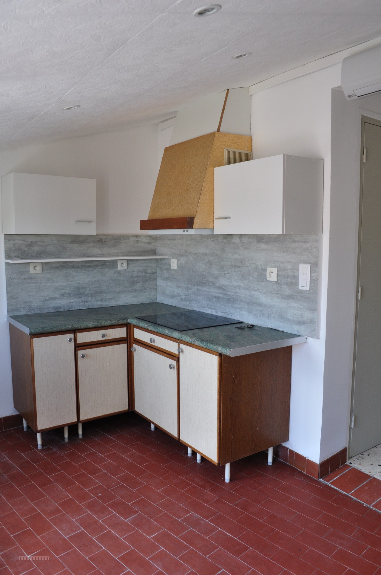 ARLES SUR TECH - APPARTEMENT DE TYPE F1 AVEC TERRASSE - 3EME ETAGE — photo 4