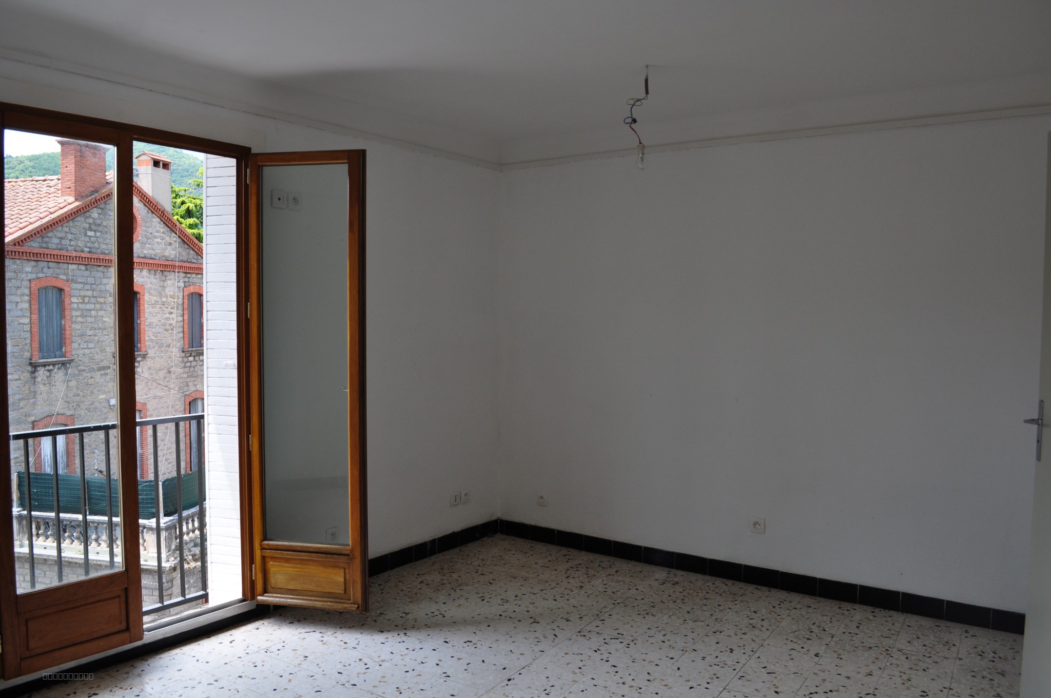 ARLES SUR TECH - APPARTEMENT DE TYPE F1 AVEC TERRASSE - 3EME ETAGE — photo 2