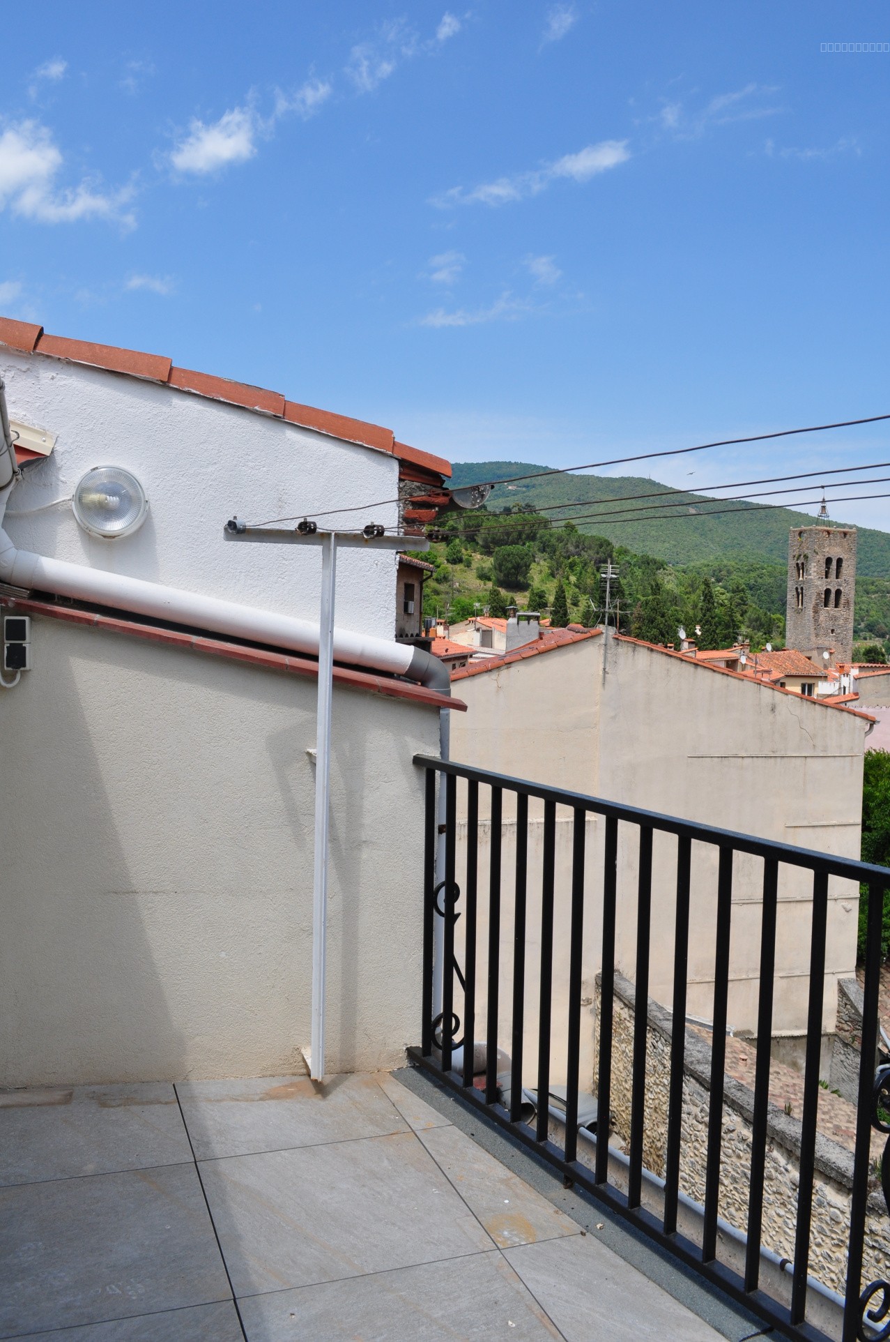 ARLES SUR TECH - APPARTEMENT DE TYPE F1 AVEC TERRASSE - 3EME ETAGE — photo 3