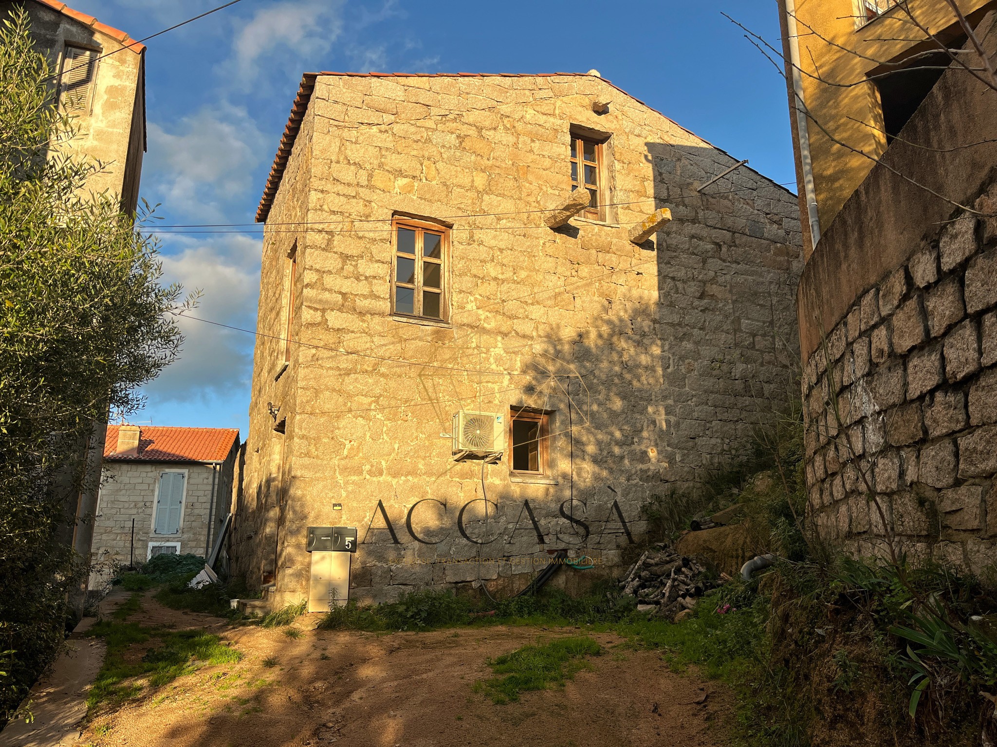 Maison de village en granit entièrement rénovée, sur 400 m2 de terrain dans le centre village de Figari — photo 2