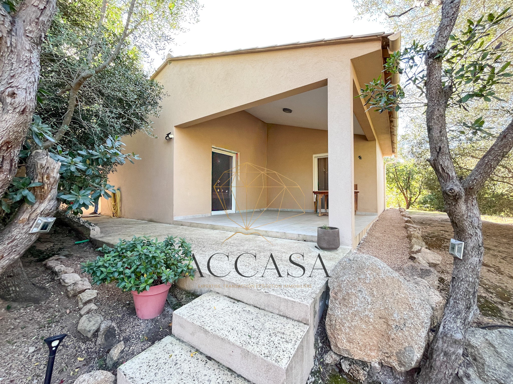 Propriété avec deux maisons à vendre à Figari sur un terrain arboré, proche plages et aéroport — photo 2