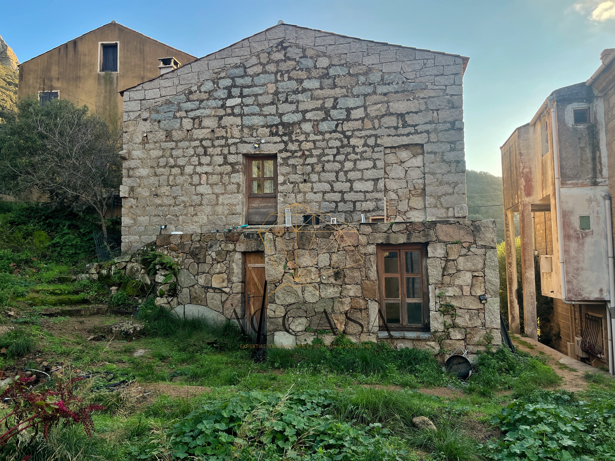 Maison de village en granit entièrement rénovée, sur 400 m2 de terrain dans le centre village de Figari — photo 3