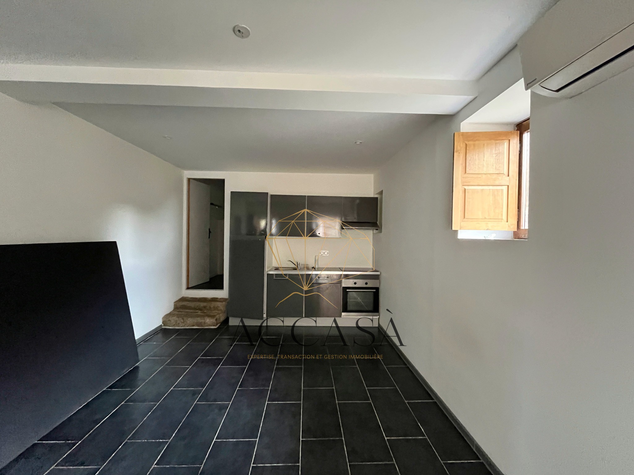 Maison de village en granit entièrement rénovée, sur 400 m2 de terrain dans le centre village de Figari — photo 17