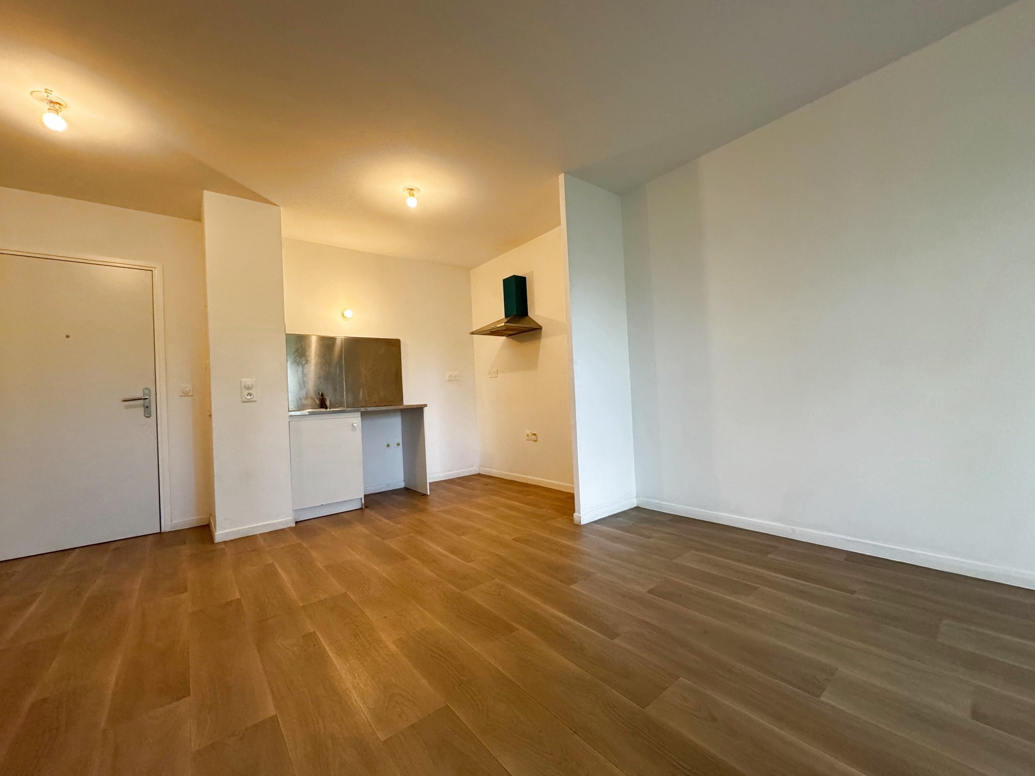 LOUVRES, appartement de 3 pièces avec terrasse et jardinet  et 2 places de parking en sous sol. — photo 3