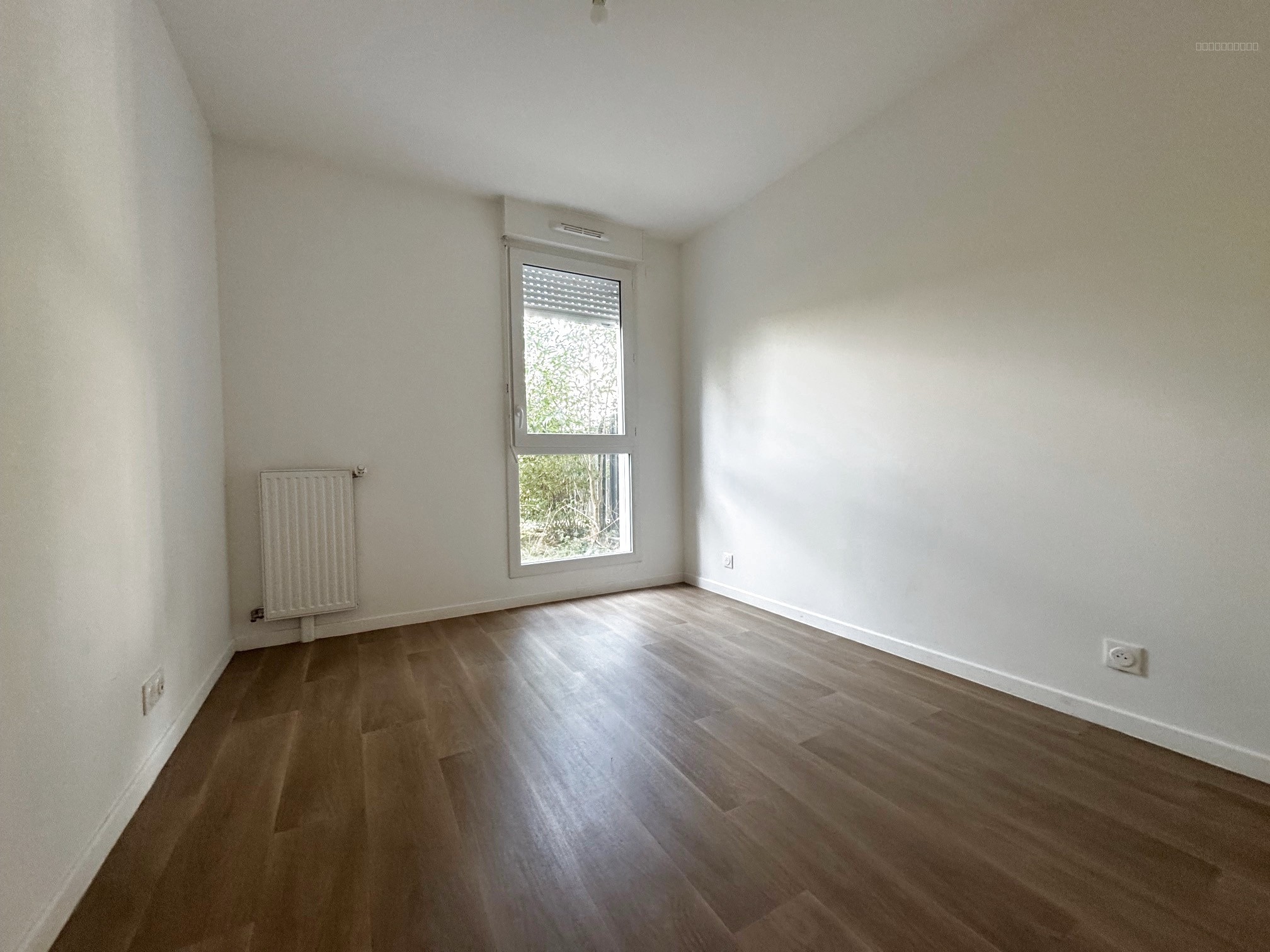 LOUVRES, appartement de 3 pièces avec terrasse et jardinet  et 2 places de parking en sous sol. — photo 5