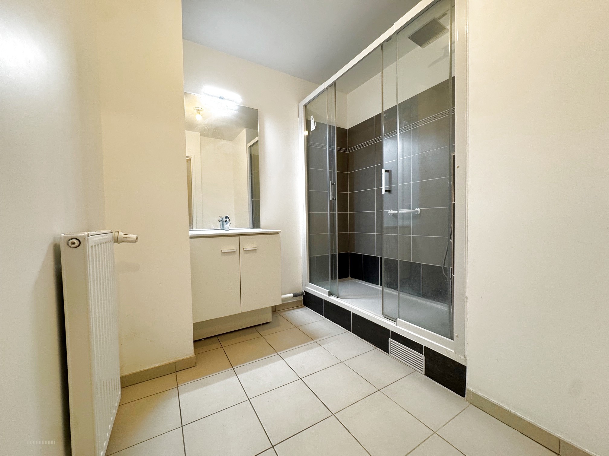 LOUVRES, appartement de 3 pièces avec terrasse et jardinet  et 2 places de parking en sous sol. — photo 6