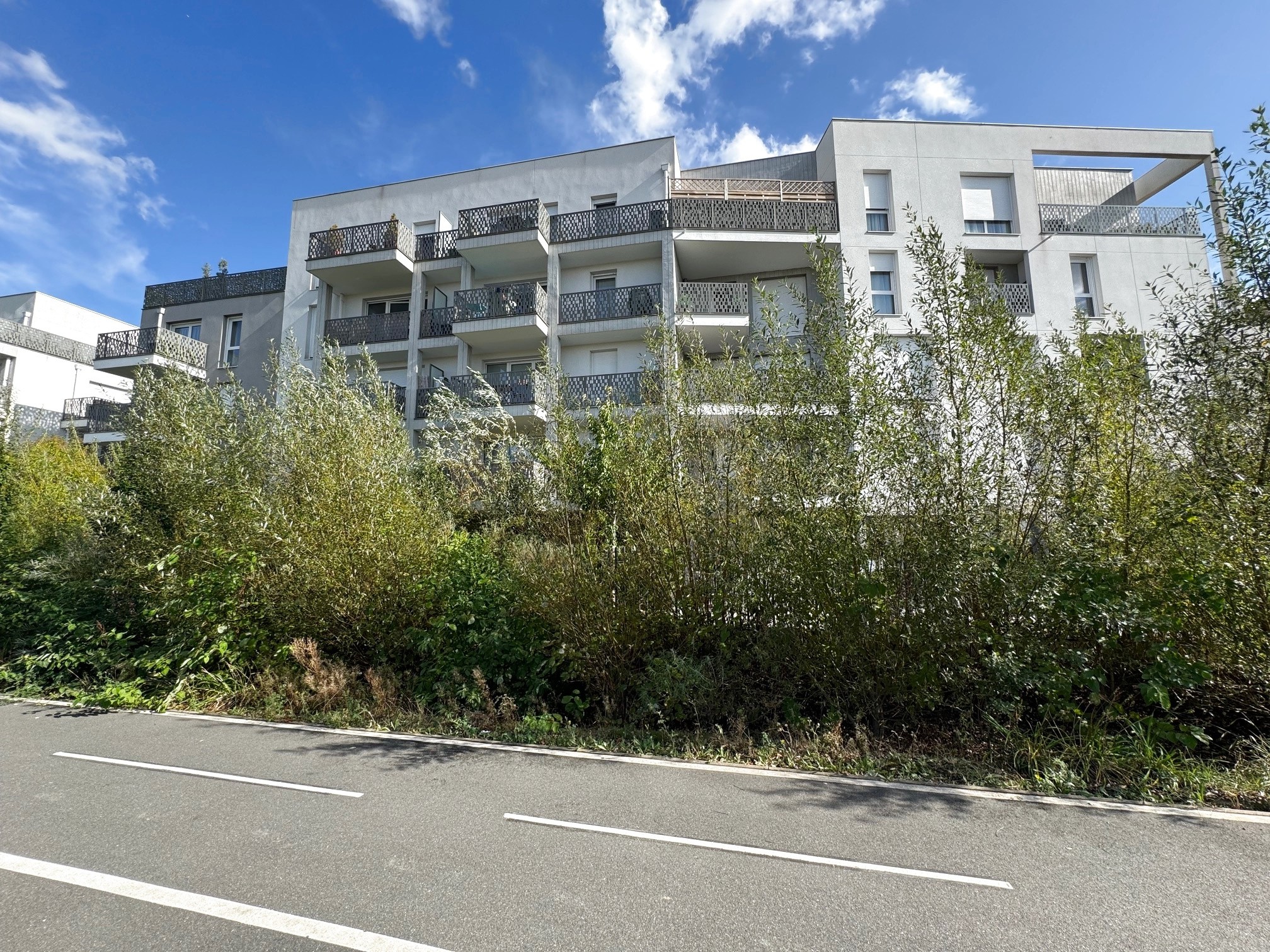 LOUVRES, appartement de 3 pièces avec terrasse et jardinet  et 2 places de parking en sous sol. — photo 7