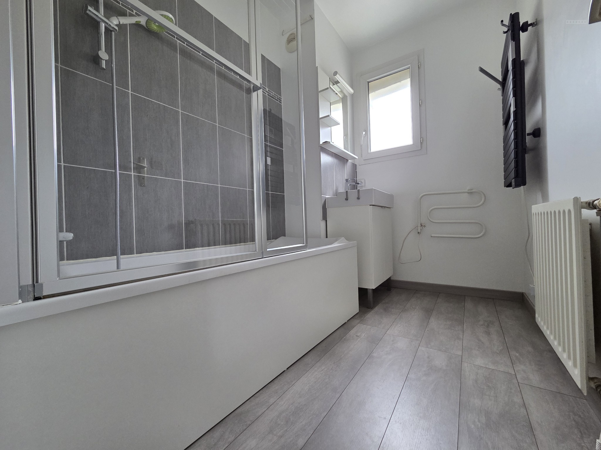 CHARMANT APPARTEMENT F2 A MARLY LA VILLE, PROCHE CENTRE. — photo 3