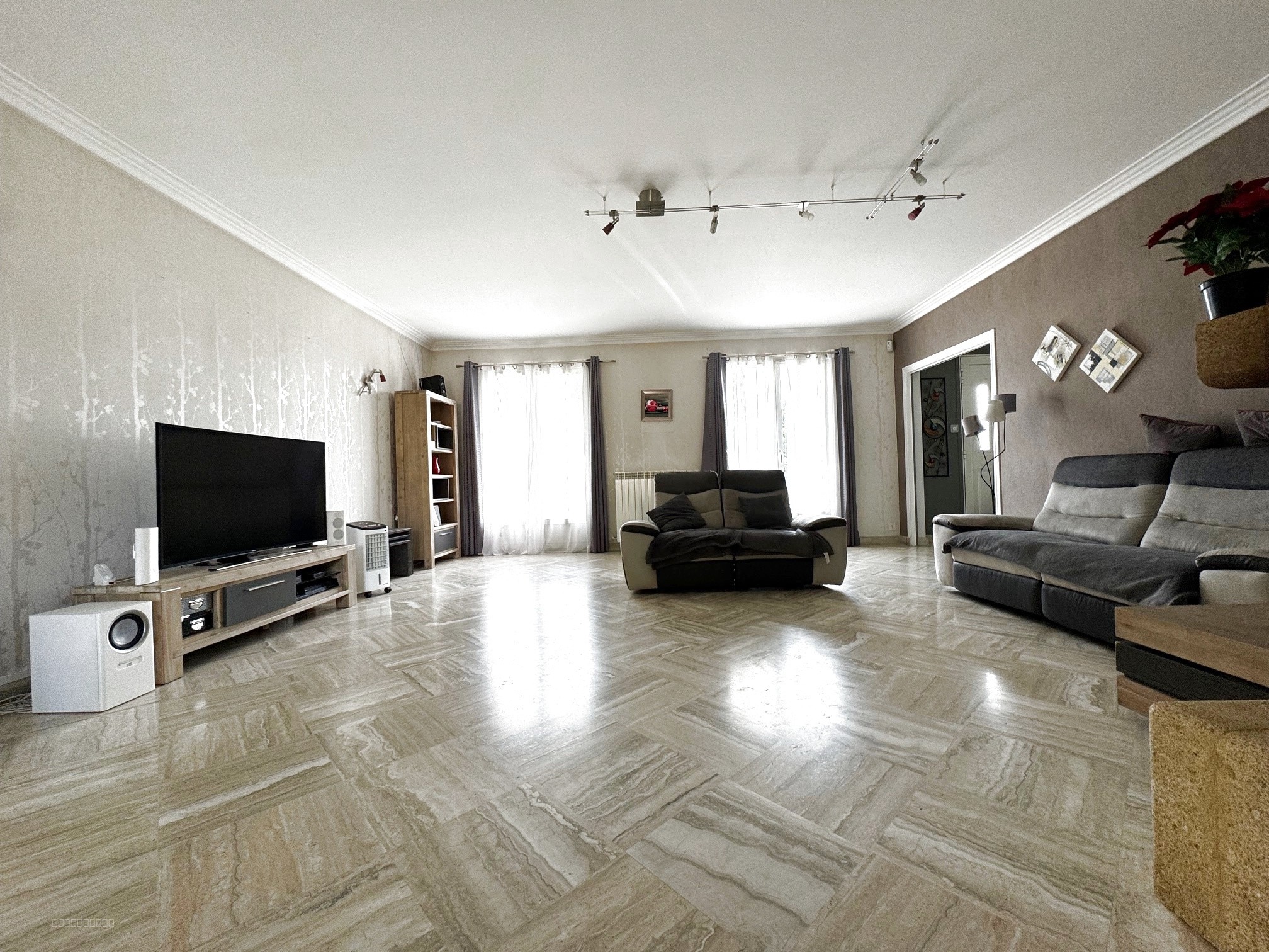 LA CHAPELLE EN SERVAL, grande Maison familiale individuelle de 8 pièces de 220 m2 habitable sur sous sol total — photo 2