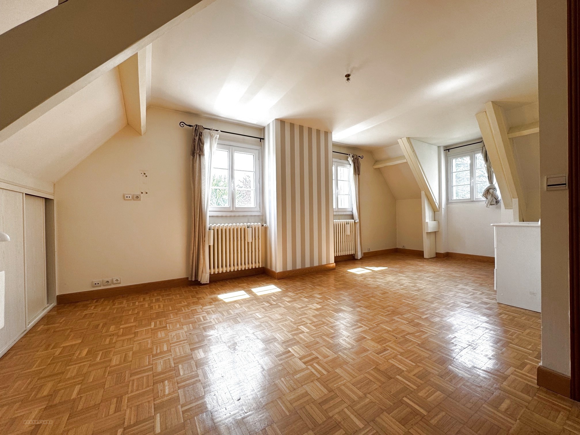 Plailly, Maison individuelle élevée sur sous sol aménagé et terrain de 839 m2 — photo 4
