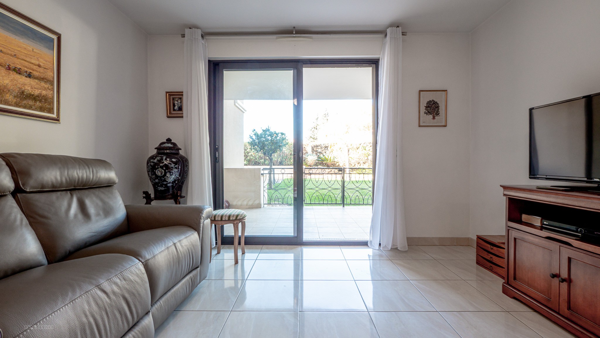 HYERES OUEST - LE PALAIS - T3 rez-de-jardin - garage et terrasse - calme et grand standing — photo 2
