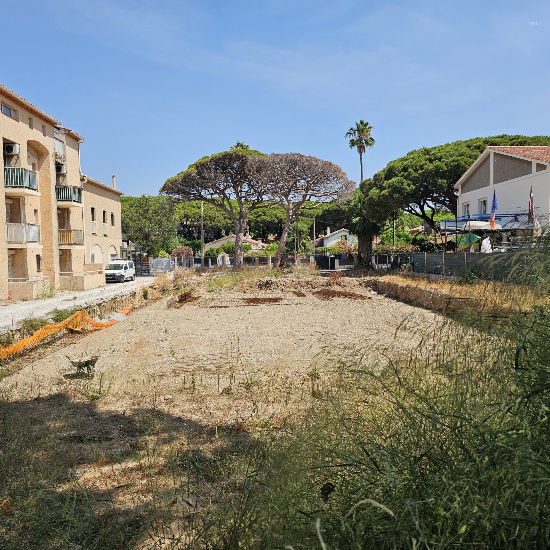 Hyères - Terrain constructible - 1 408m2 - 352m2 d'emprise possible. — photo 3