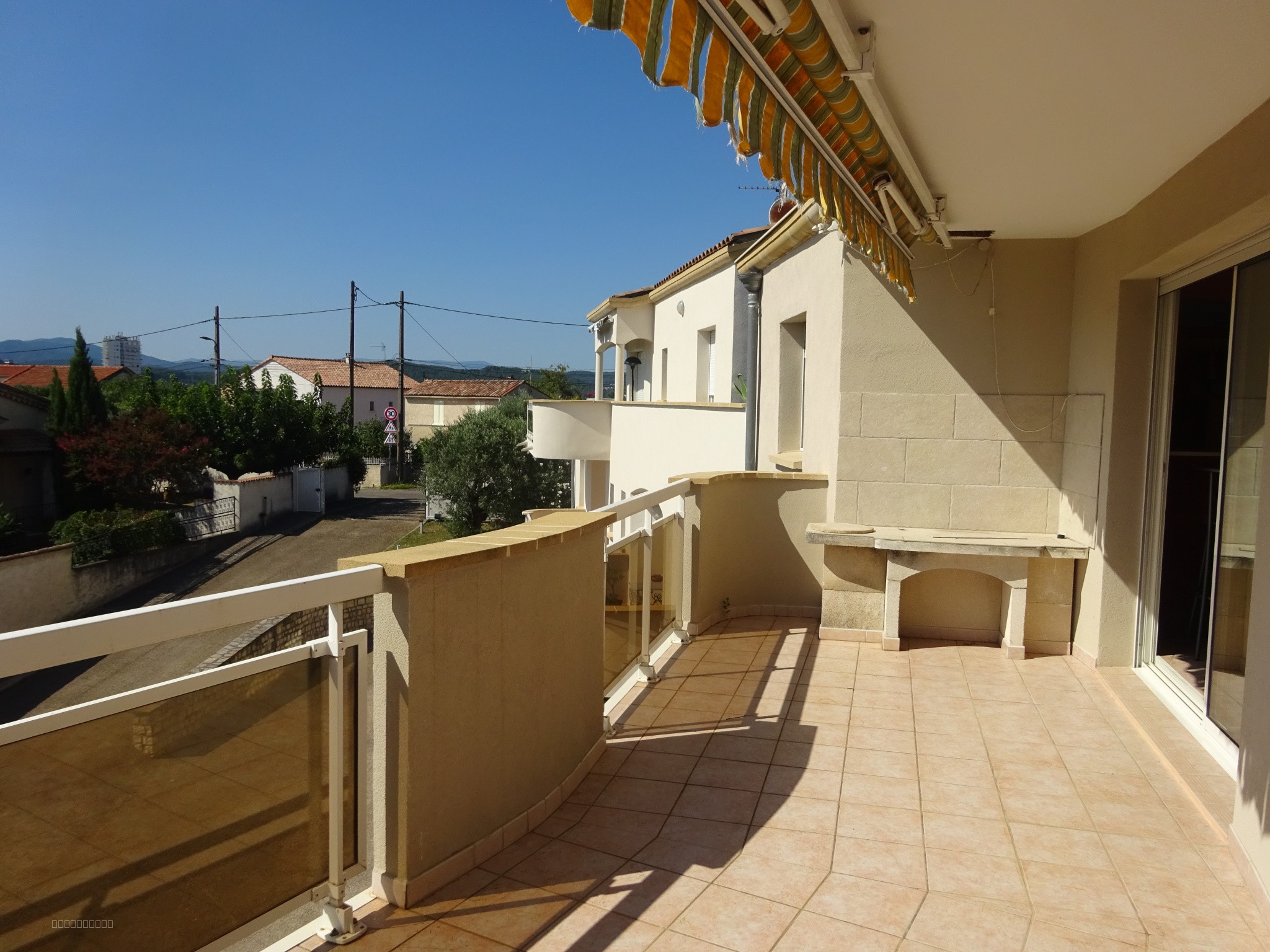 À Alès, appartement avec terrasse dernier étage 5 pièces à acheter — photo 2