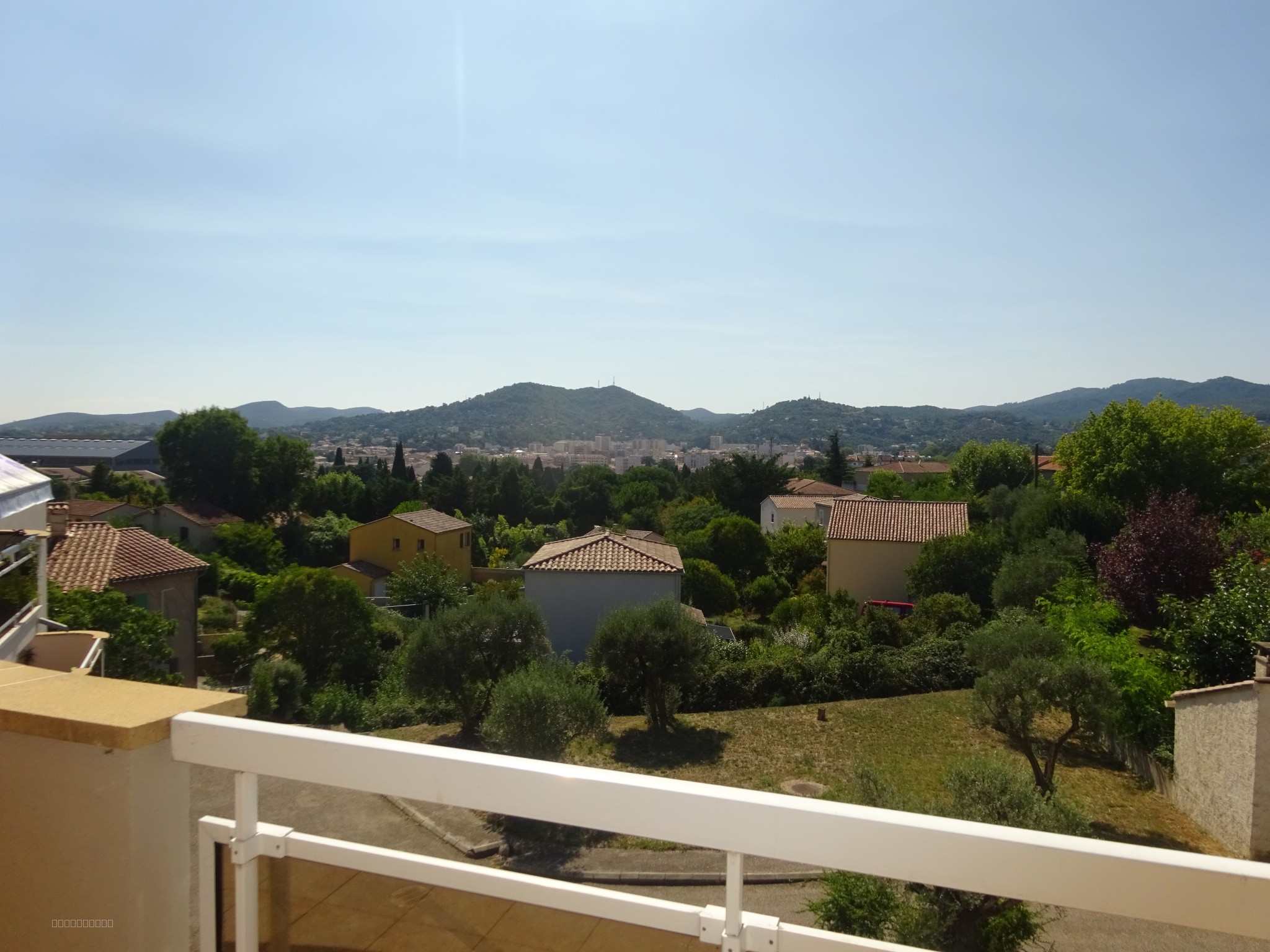 À Alès, appartement avec terrasse dernier étage 5 pièces à acheter — photo 4