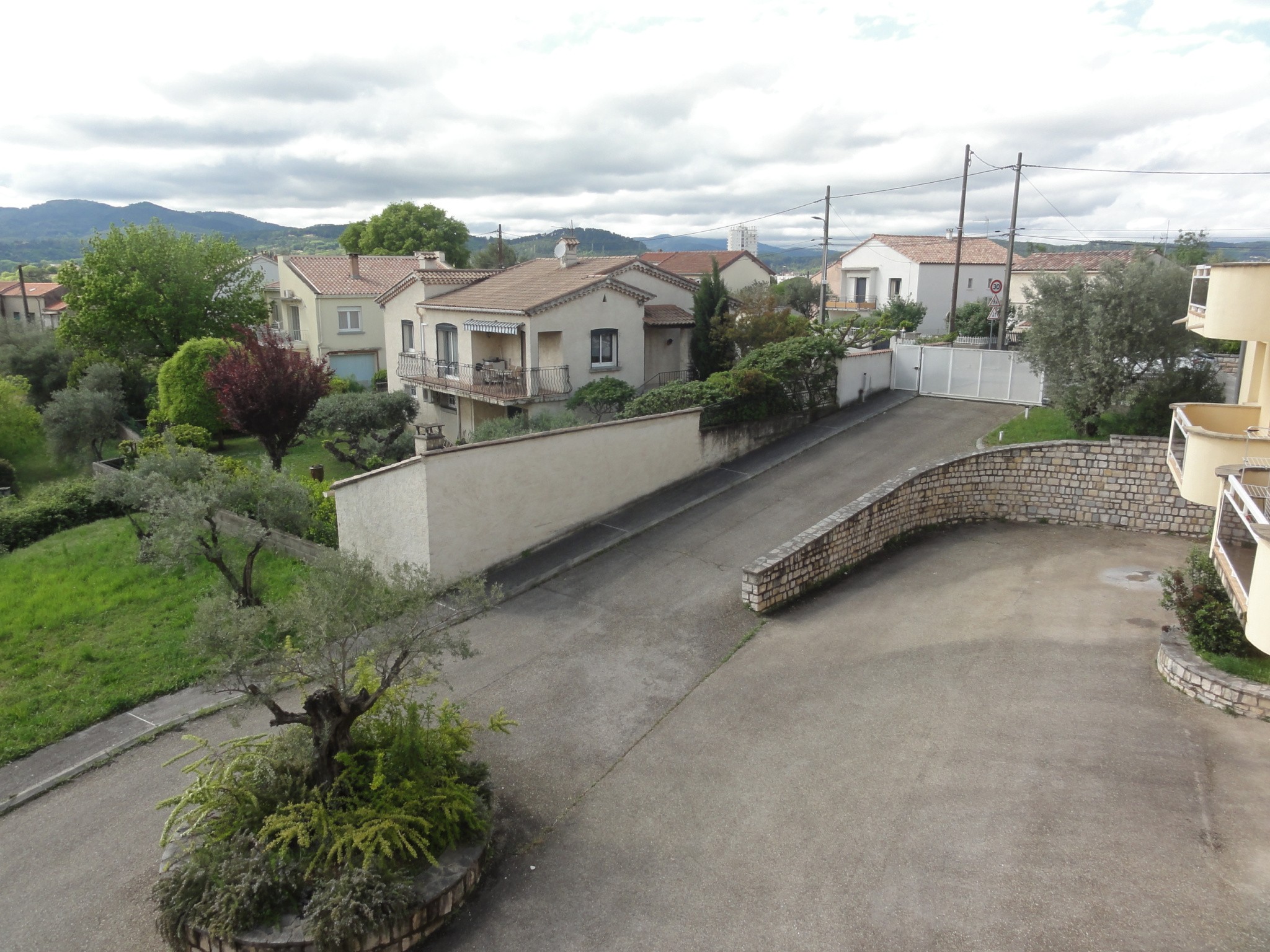 À Alès, appartement avec terrasse dernier étage 5 pièces à acheter — photo 15
