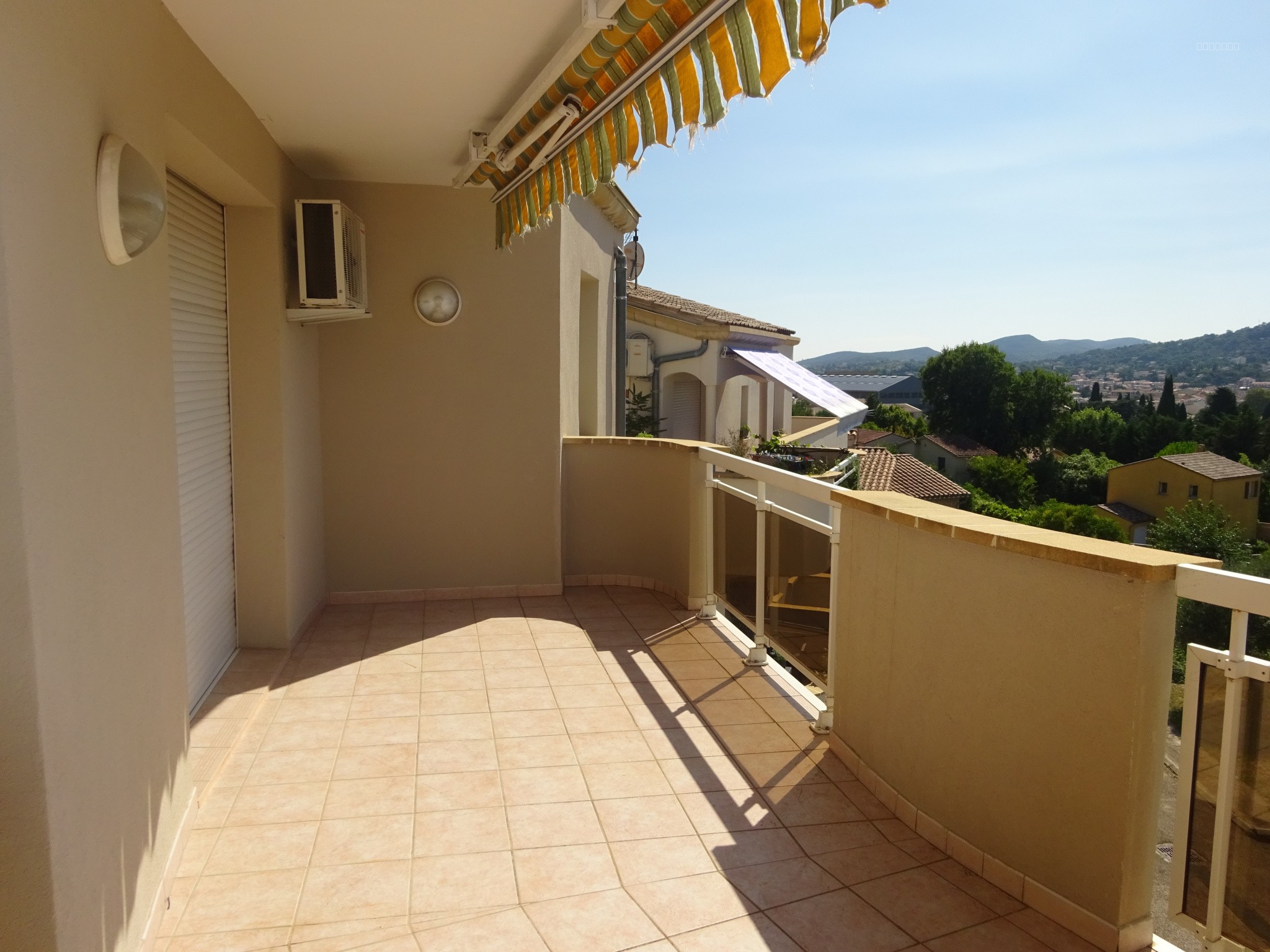 À Alès, appartement avec terrasse dernier étage 5 pièces à acheter — photo 3