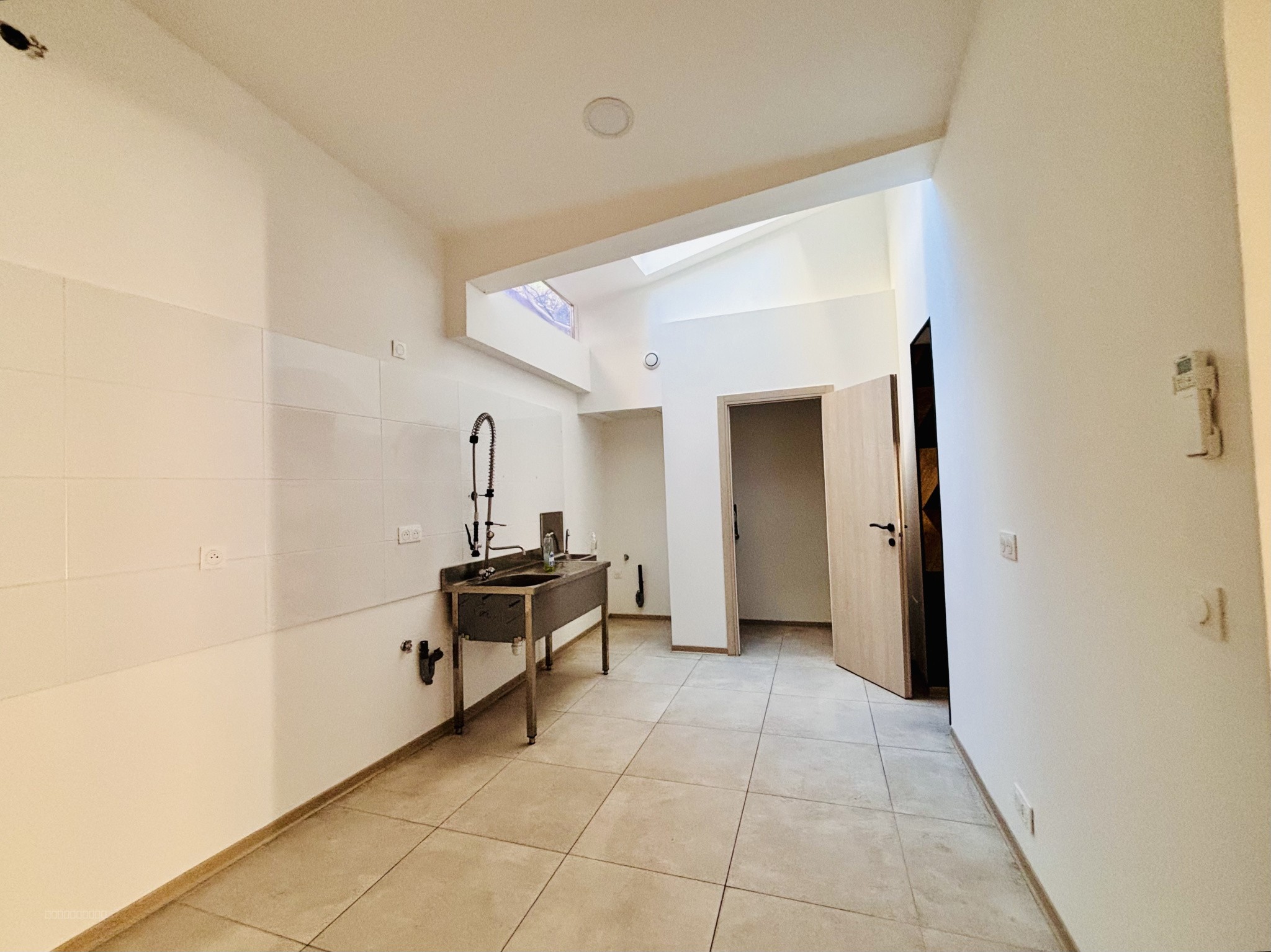 SOUS OFFRE MUR COMMERCIAUX / VENTE LOCAL LIBRE 13004 MARSEILLE CHARTREUX — photo 2