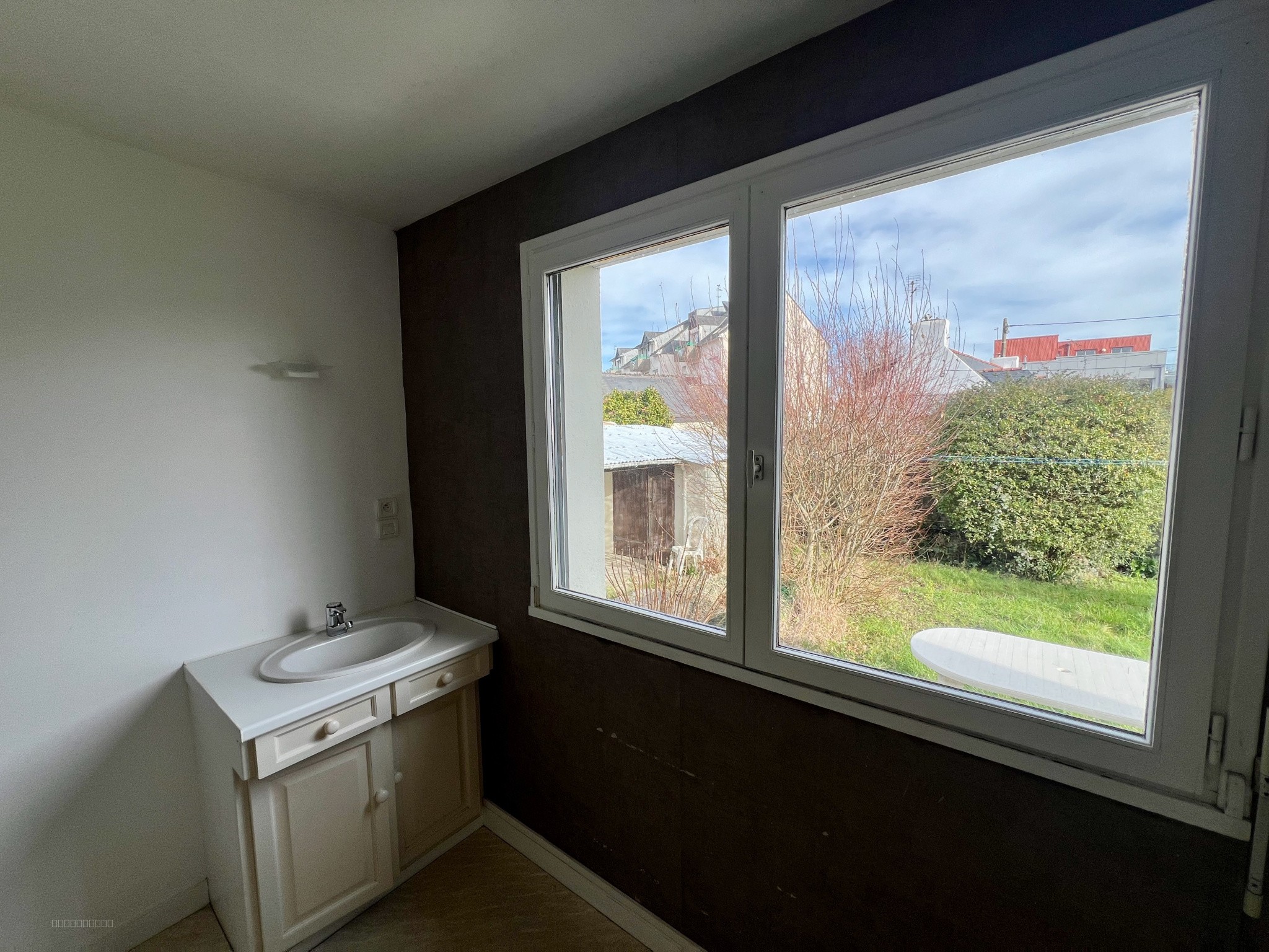 MAISON DE PLAIN PIED EN CENTRE VILLE À RAFRAICHIR — photo 10