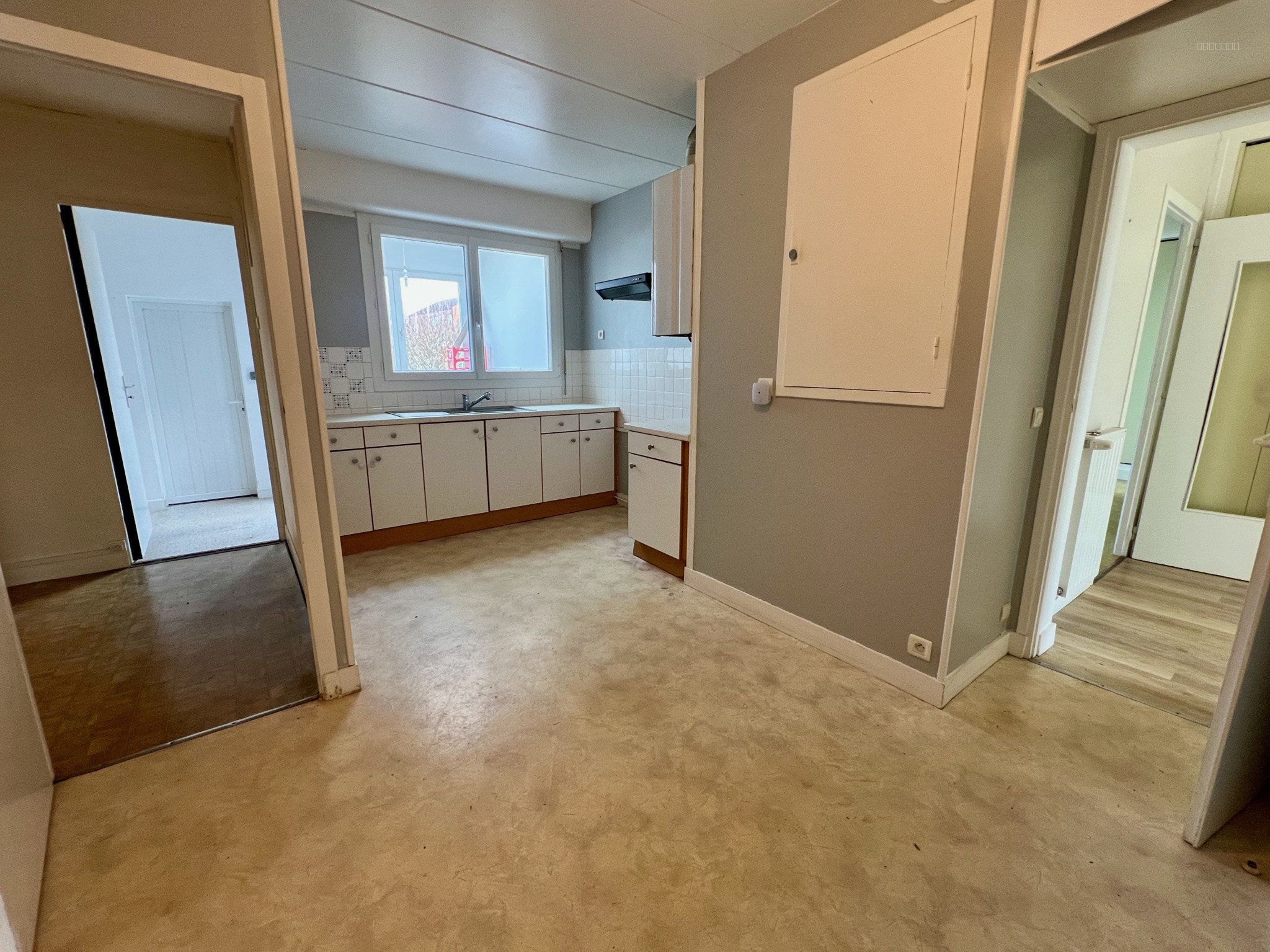 MAISON DE PLAIN PIED EN CENTRE VILLE À RAFRAICHIR — photo 9