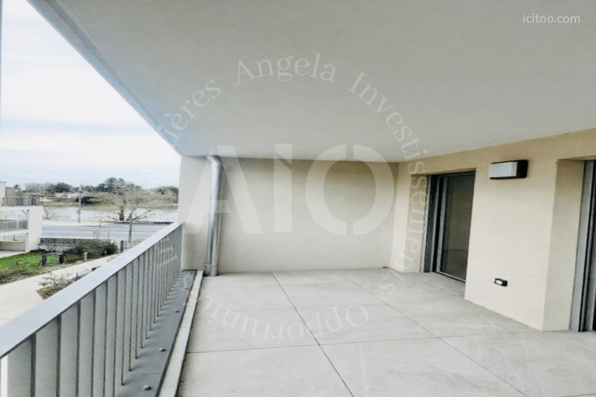 Balcon spacieux avec vue dégagée d'un appartement T3 à vendre à Fontaines-sur-Saône.