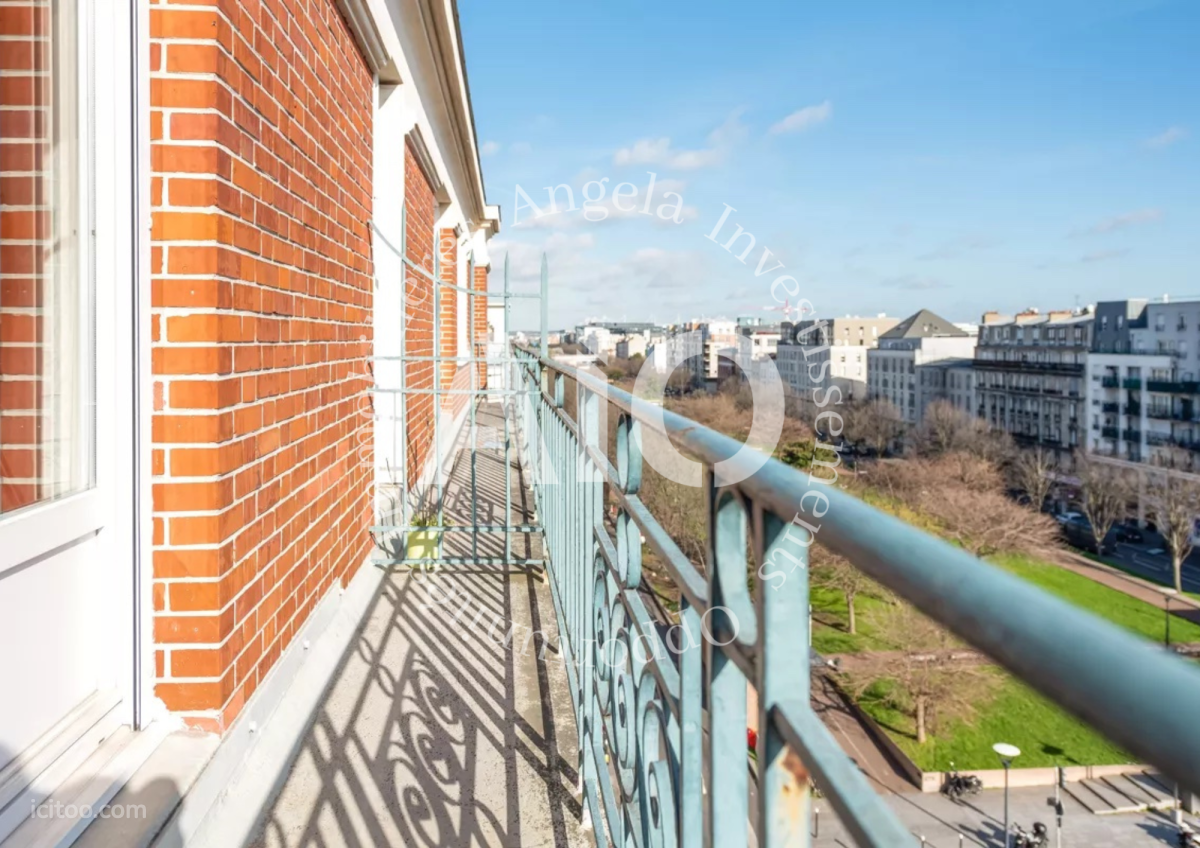 Balcon avec garde-corps et vue sur la ville, appartement T3 à vendre à Saint-Denis.