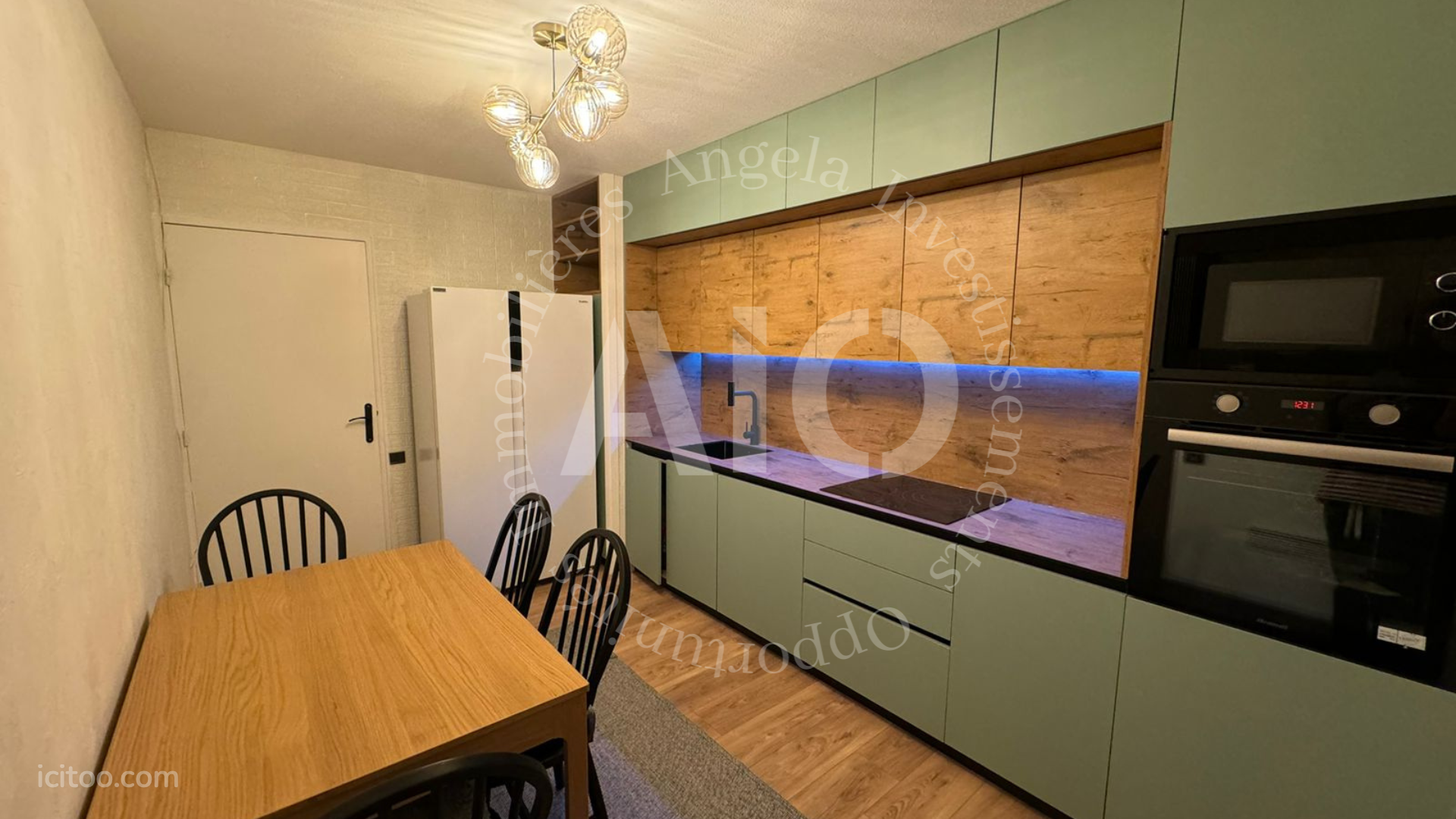 Cuisine aménagée et équipée avec table et chaises, appartement T3 Bis à vendre à Saint-Étienne.