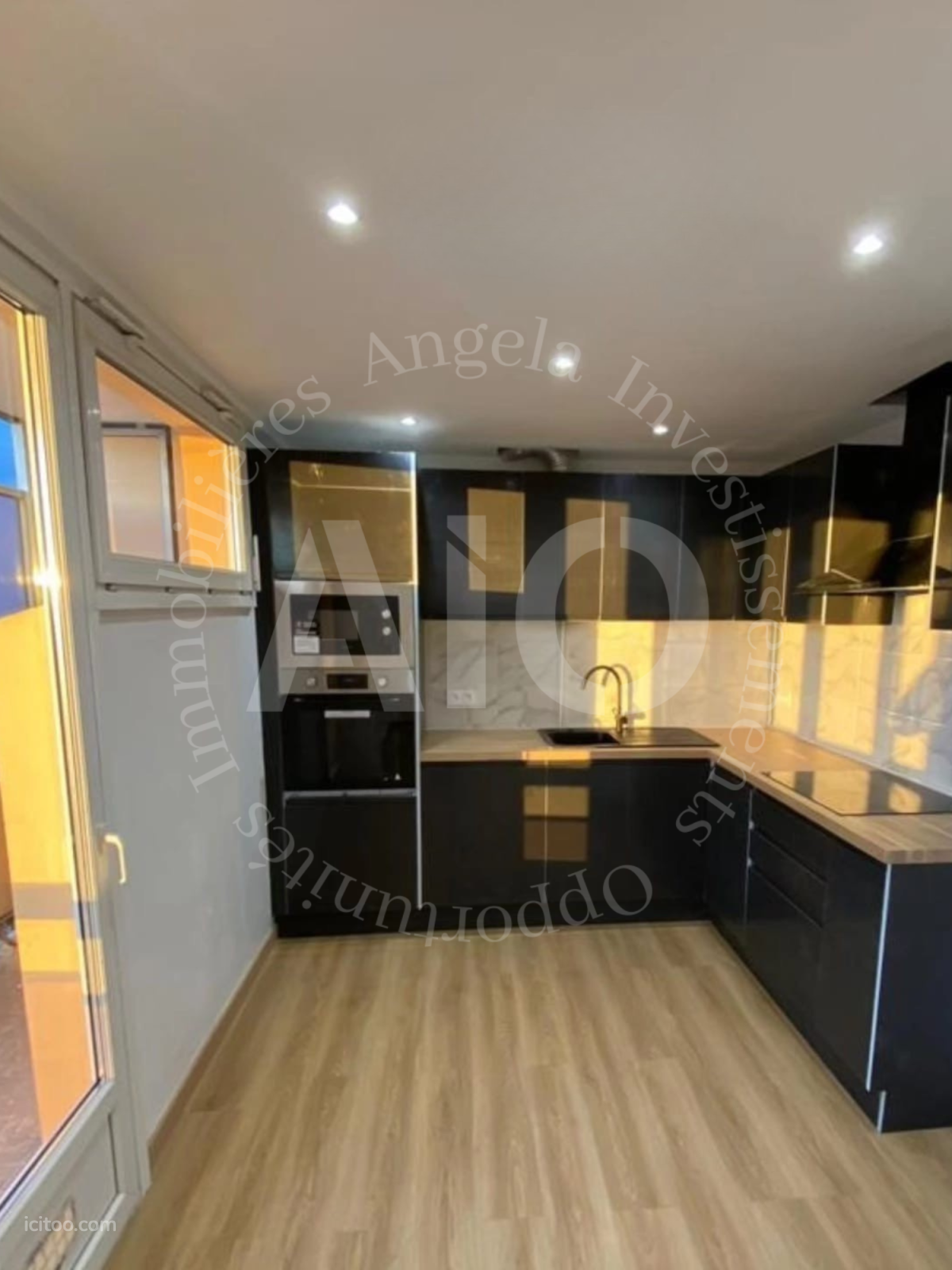 Cuisine aménagée moderne avec électroménager intégré, appartement T4 à vendre à Sainte-Foy-lès-Lyon.