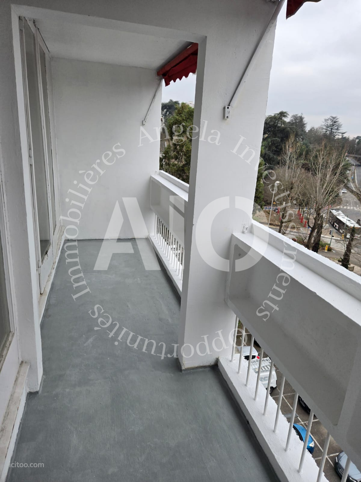 Balcon avec garde-corps et vue sur rue, appartement T3 à vendre à Tassin-la-Demi-Lune.