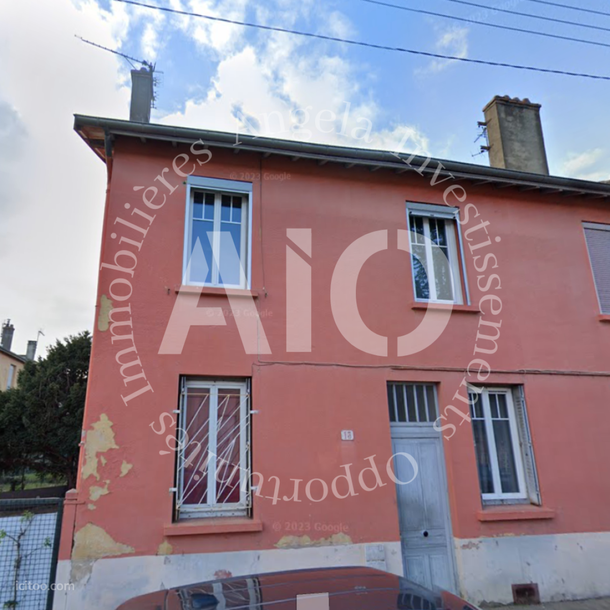 Salon lumineux et spacieux dans l'un des appartements de l'immeuble à vendre à Décines.