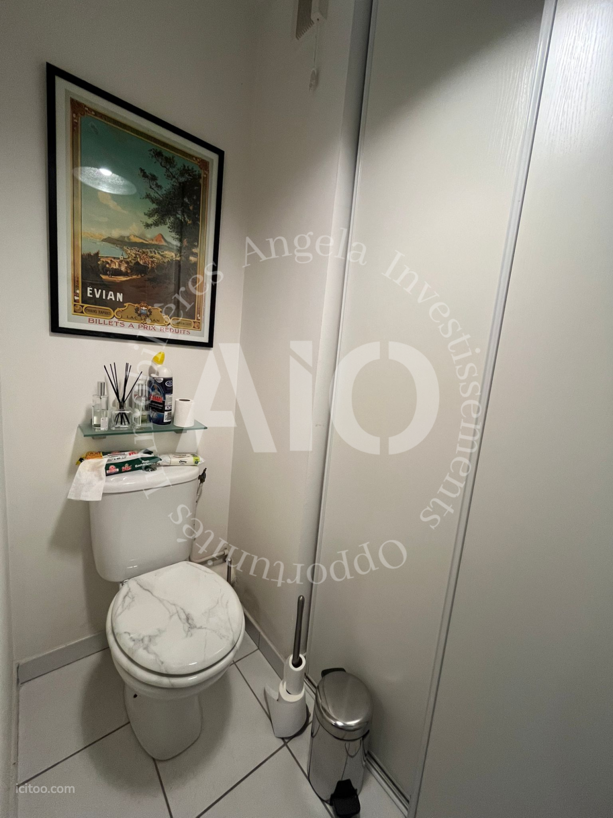 Toilettes indépendant avec décoration murale, appartement T2 à vendre à Montpellier.