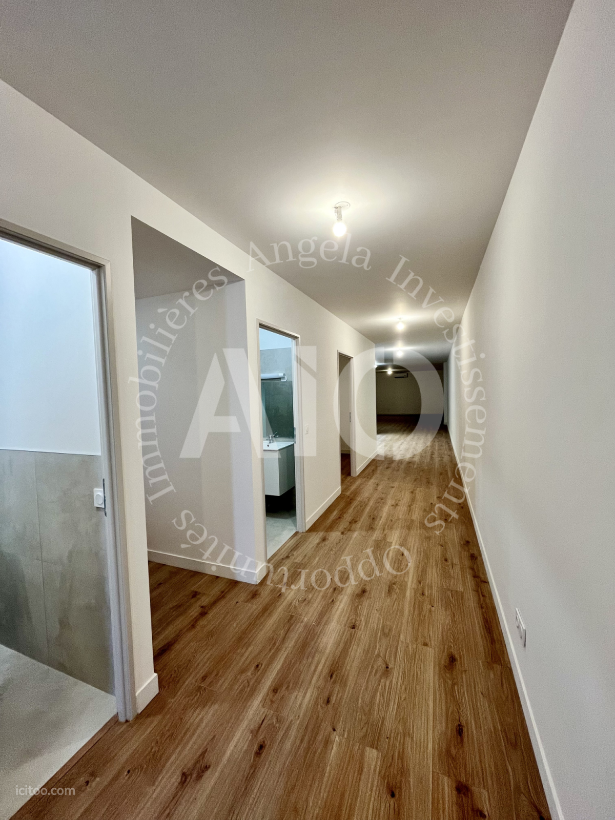 Espace de vie lumineux d'un loft T5 de 190m2, idéal pour la détente et le recevoir.