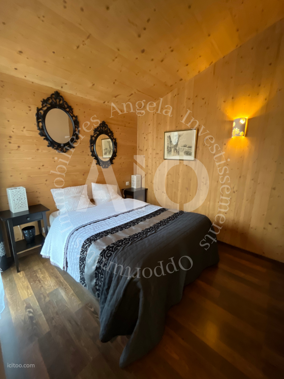 Chambre d'hôtes double avec lits confortables, miroirs décoratifs et murs en bois à Neyron.