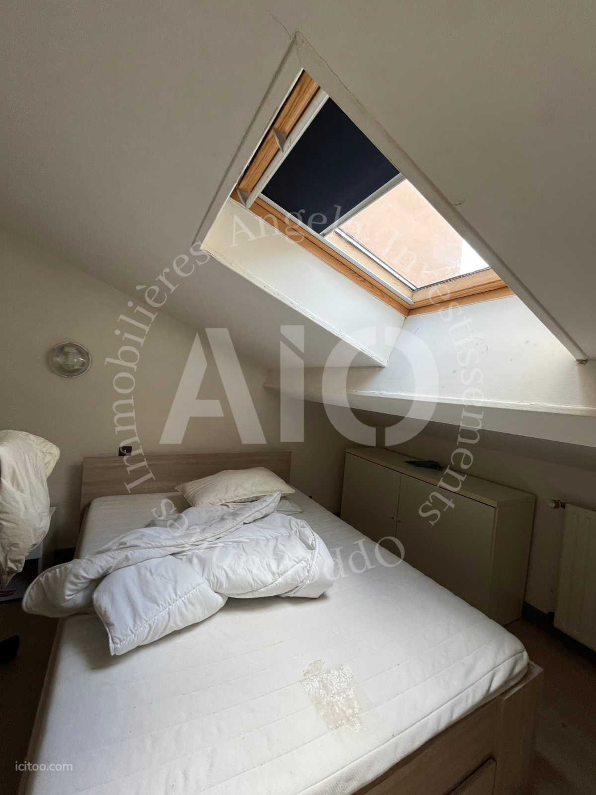 Chambre mansardée avec velux et lit simple, appartement à vendre à Lyon 69001.