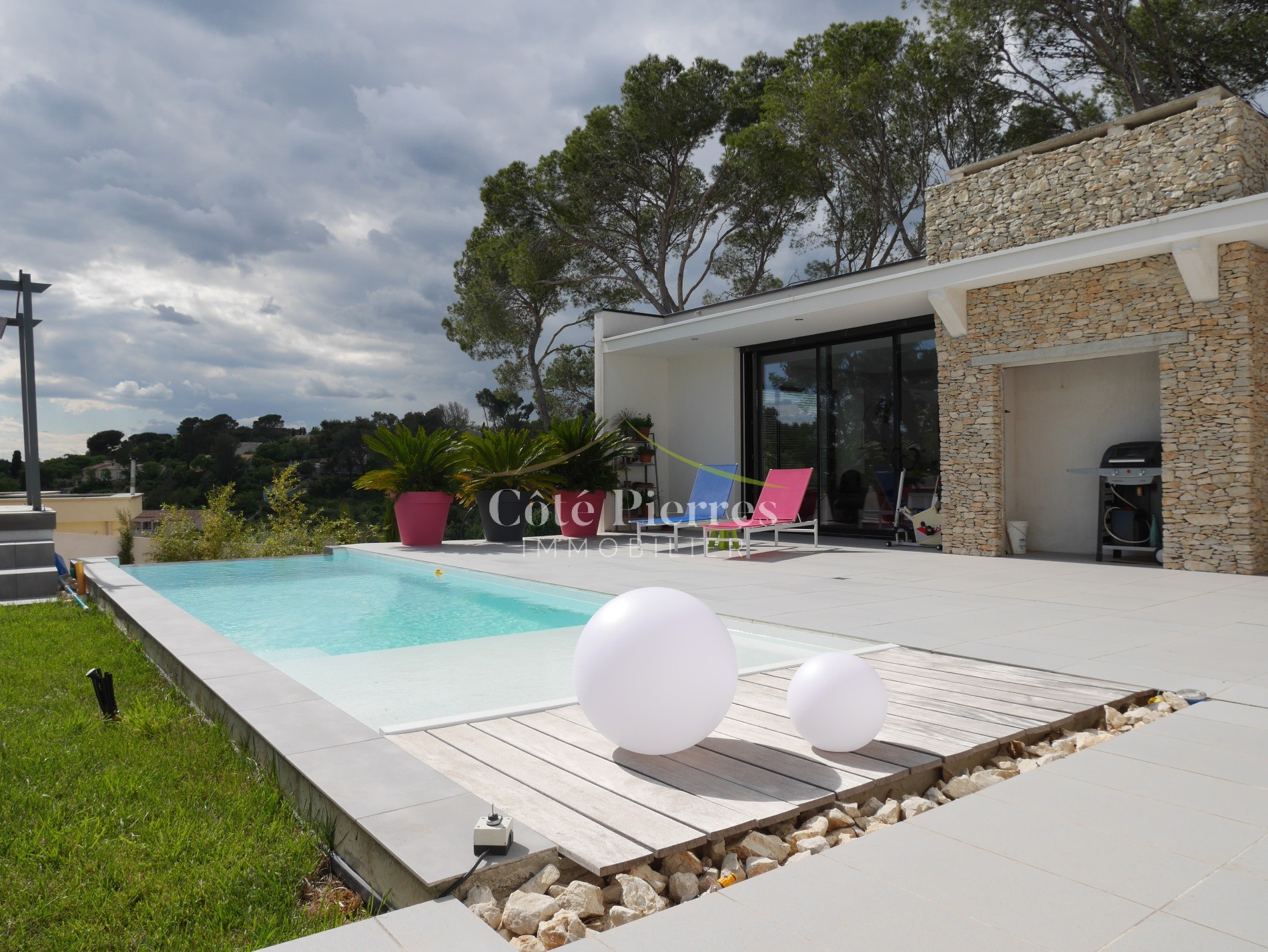 Villa contemporaine située en position dominante sur collines — photo 3