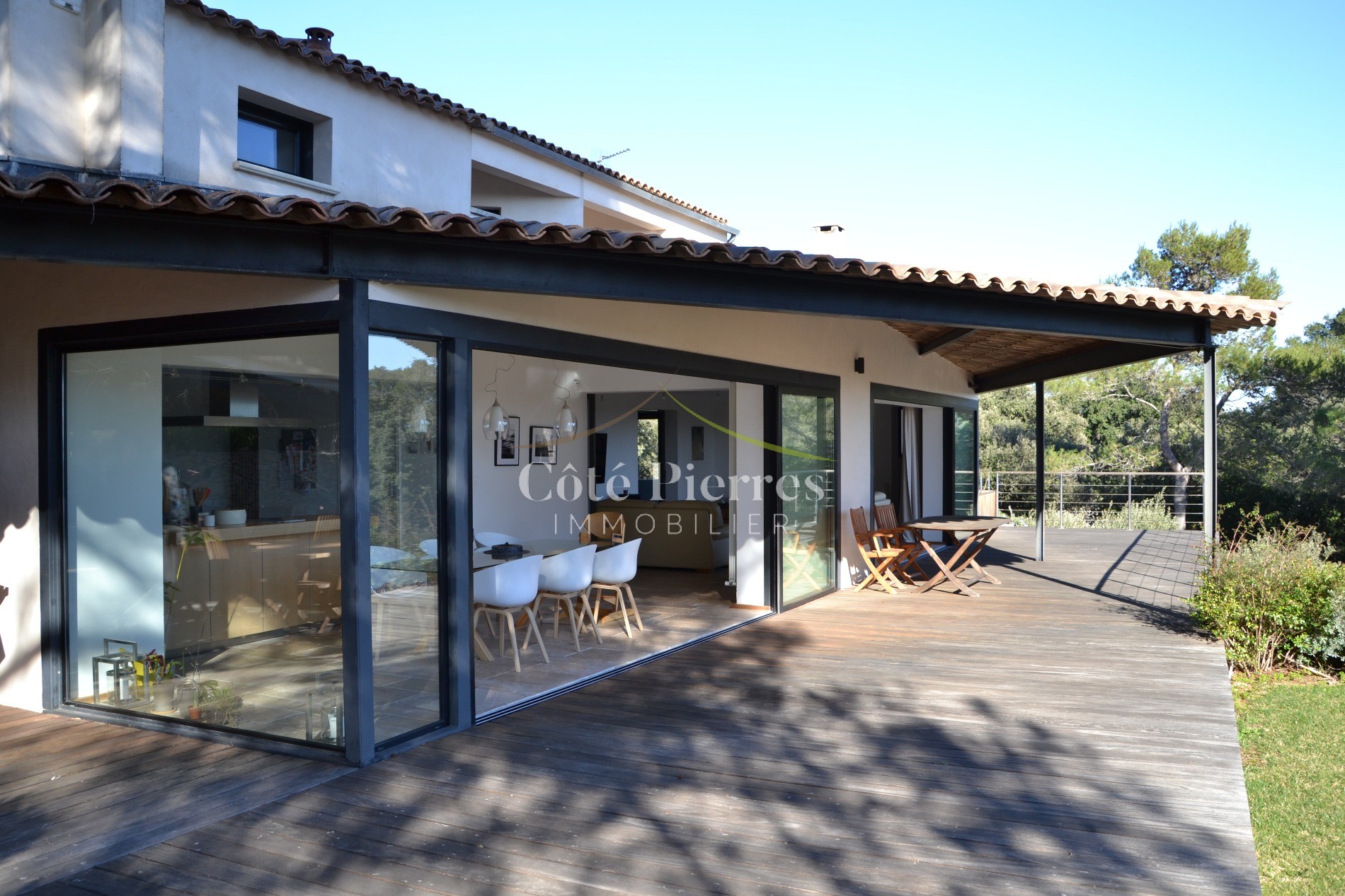 Sublime propriété d'environ 250 m2 habitables avec piscine sur 4200 m2 de terrain dominant — photo 2
