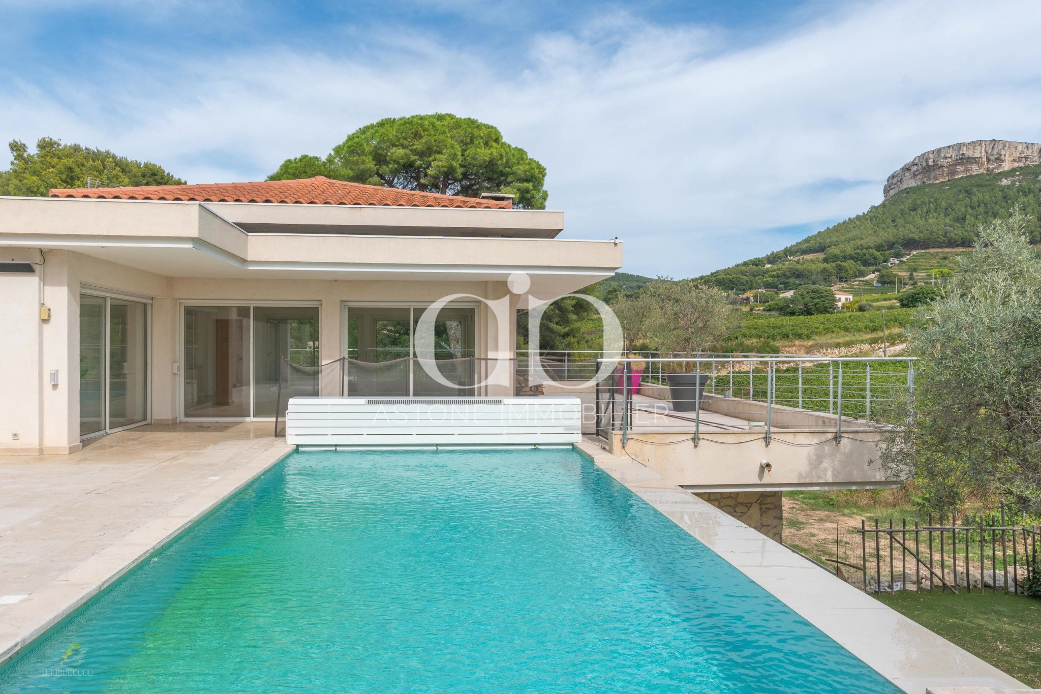 CASSIS / MAISON CONTEMPORAINE AU MILIEU DES VIGNES — photo 2