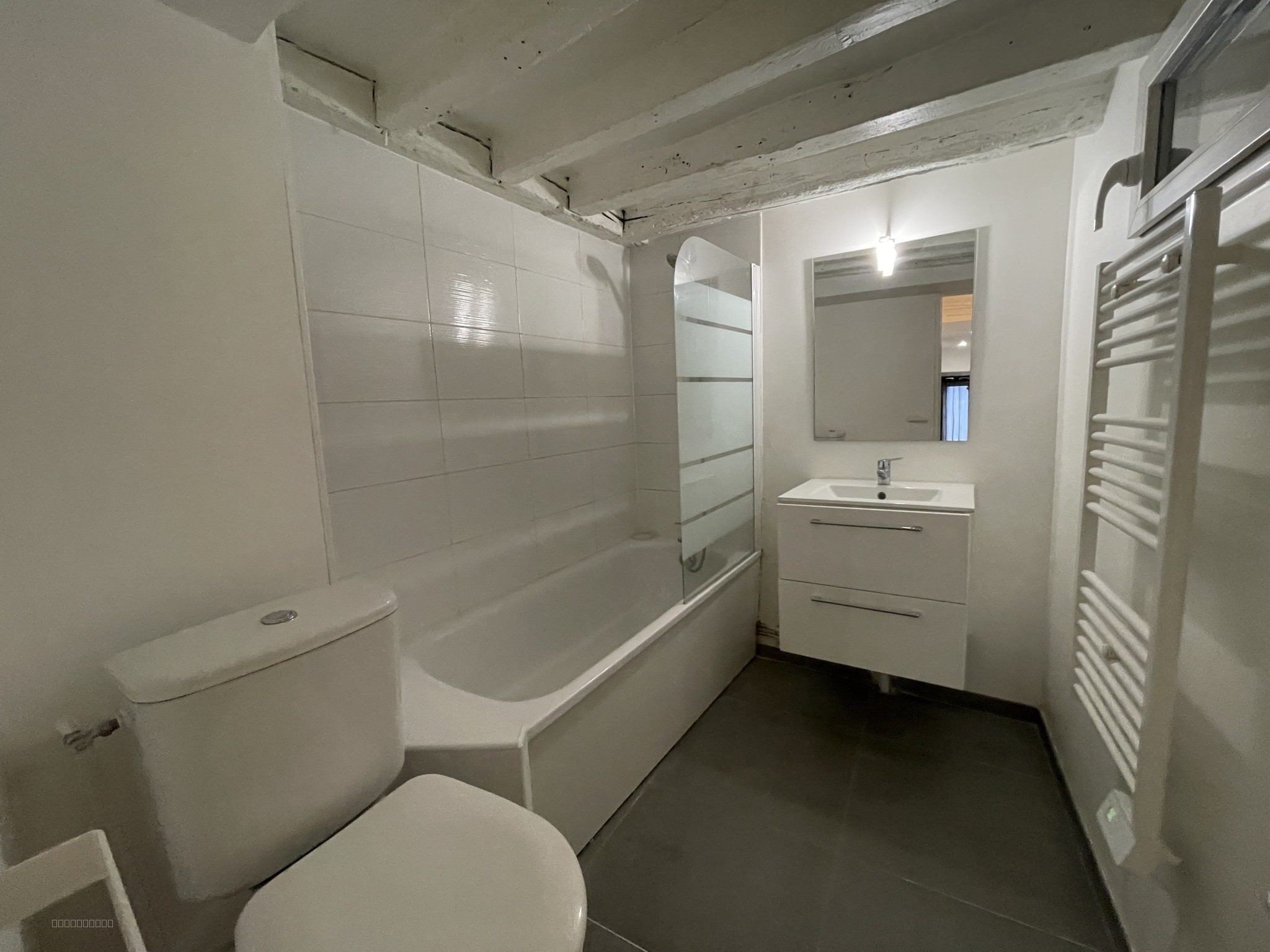 Joli et grand studio meublé agencé façon F2 - vendu loué en meublé - produit investissement en parfait état! — photo 4