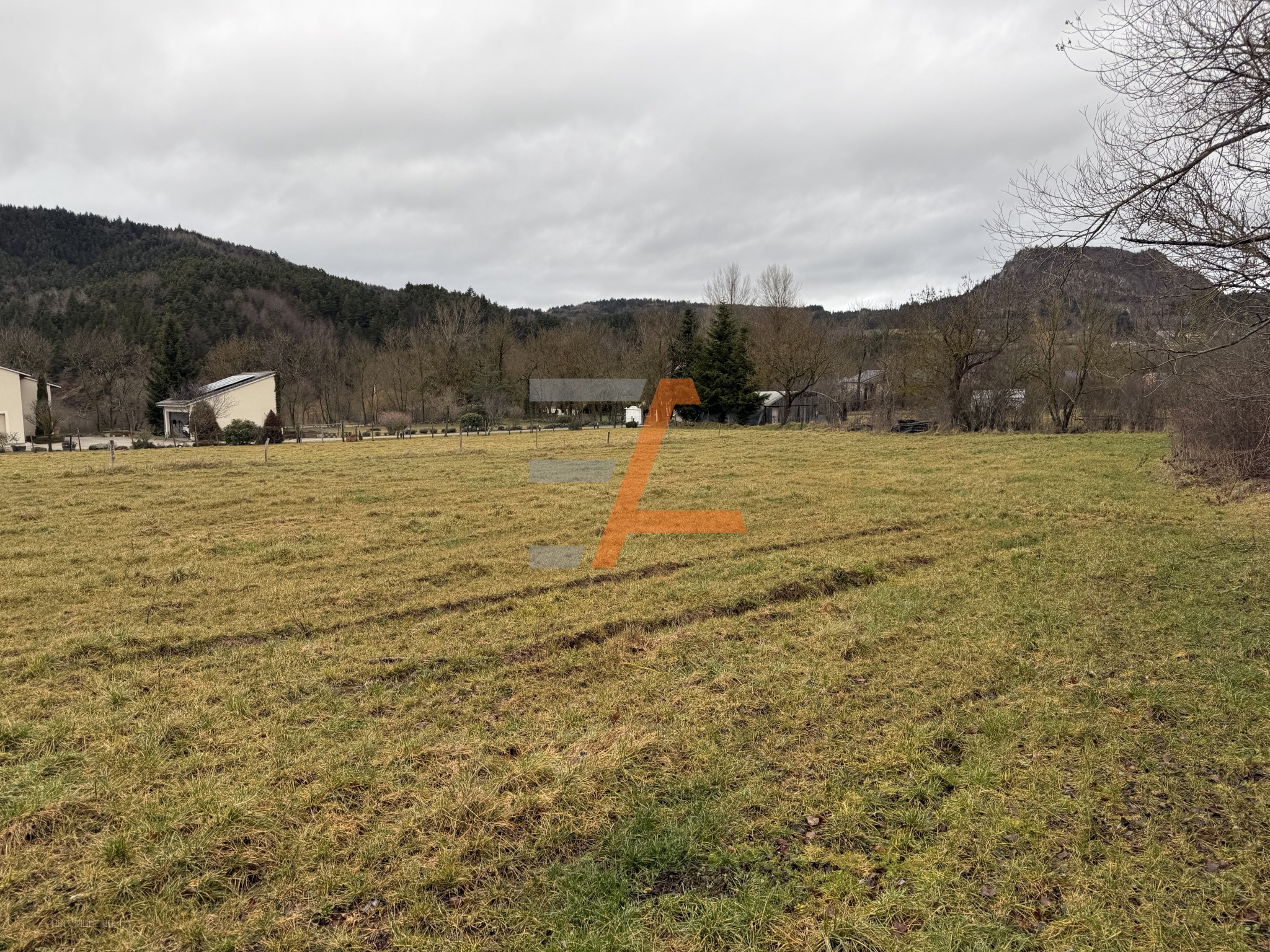 Terrain constructible 1 150 m2 Saint-Julien-Chapteuil — photo 2