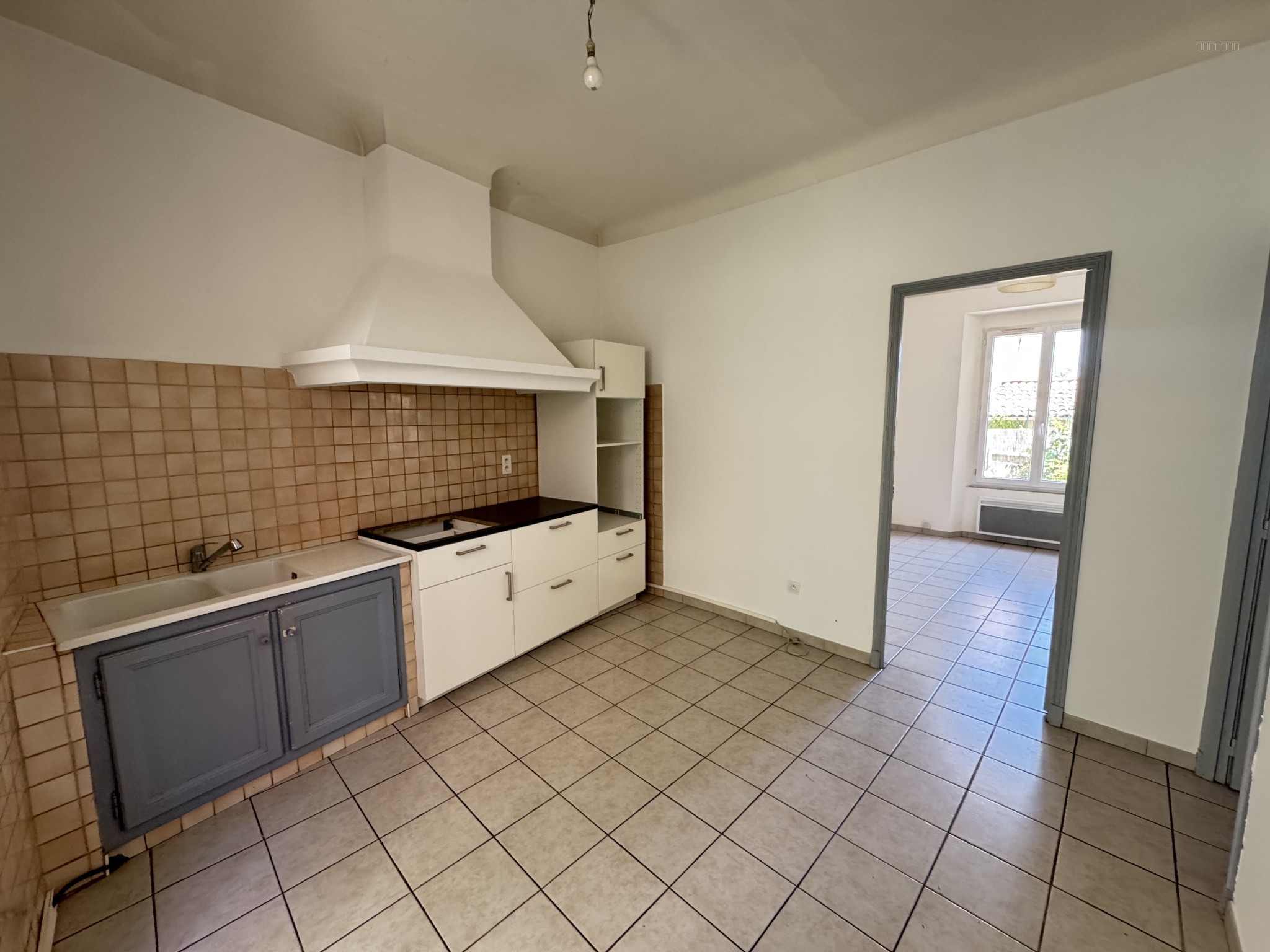 AUPS: maison de village plein pied 75m2 avec jardin — photo 11