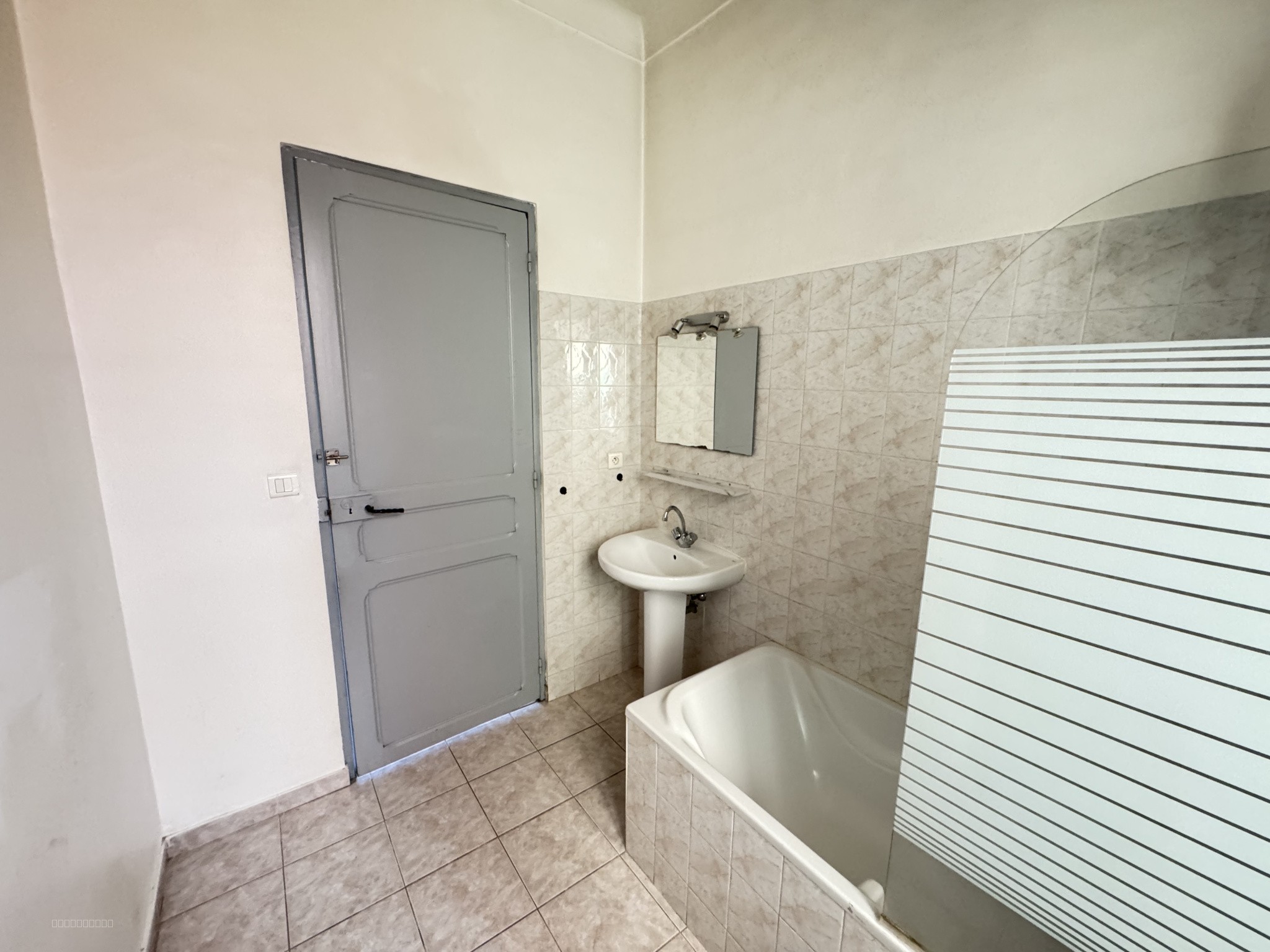 AUPS: maison de village plein pied 75m2 avec jardin — photo 14